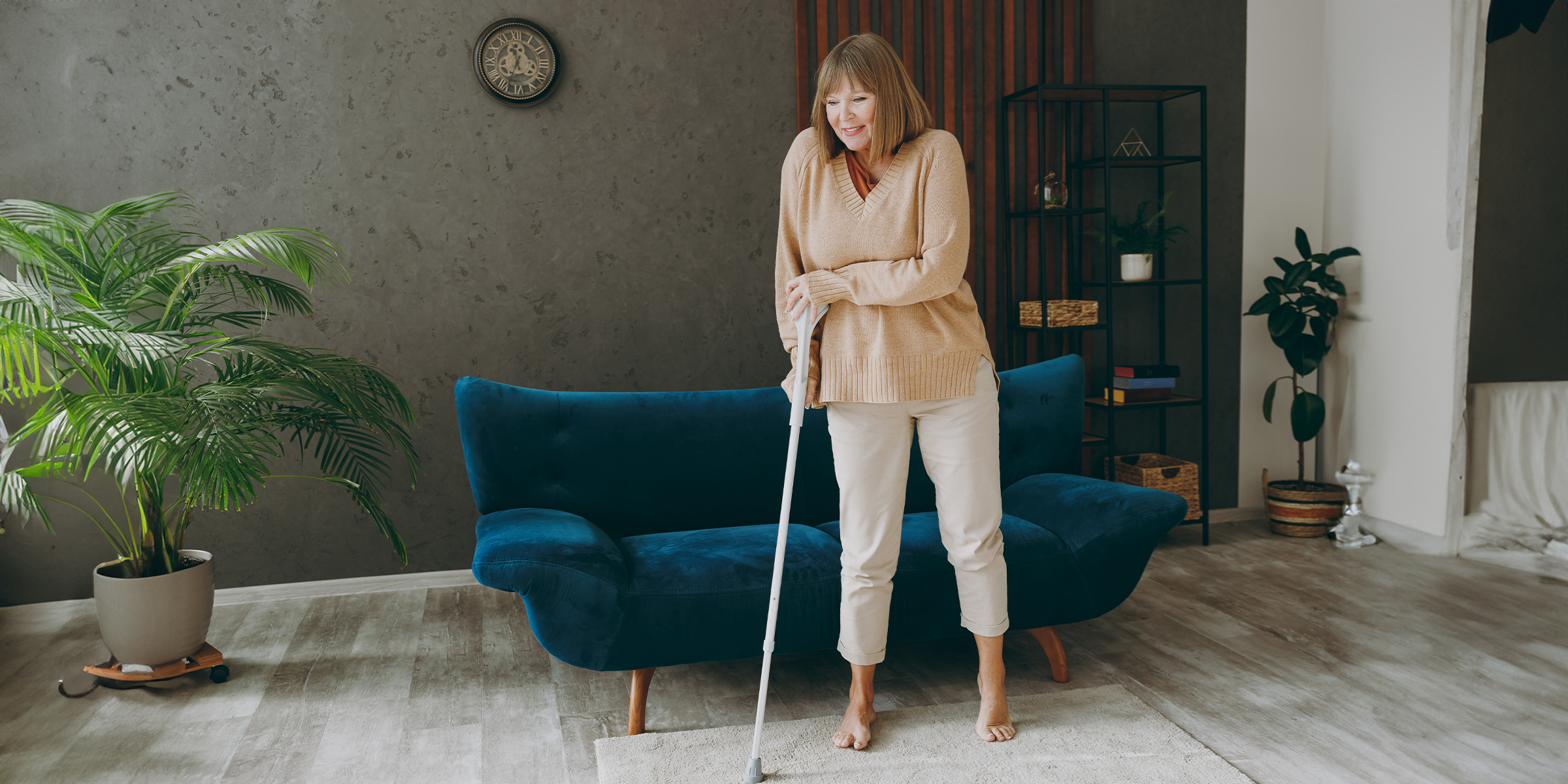 Una mujer con muletas | Fuente: Shutterstock