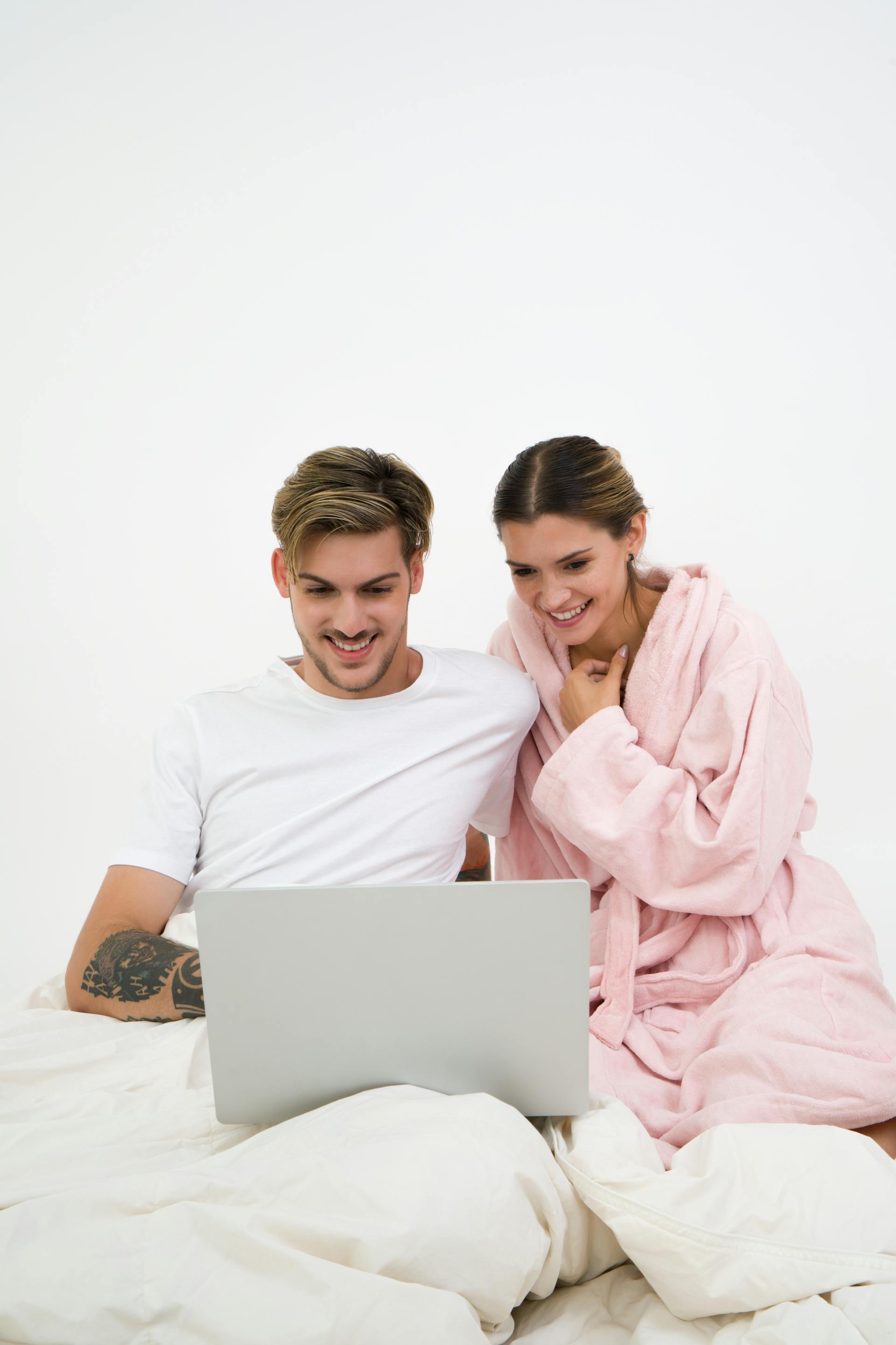 Una joven pareja utilizando un ordenador portátil | Fuente: Pexels
