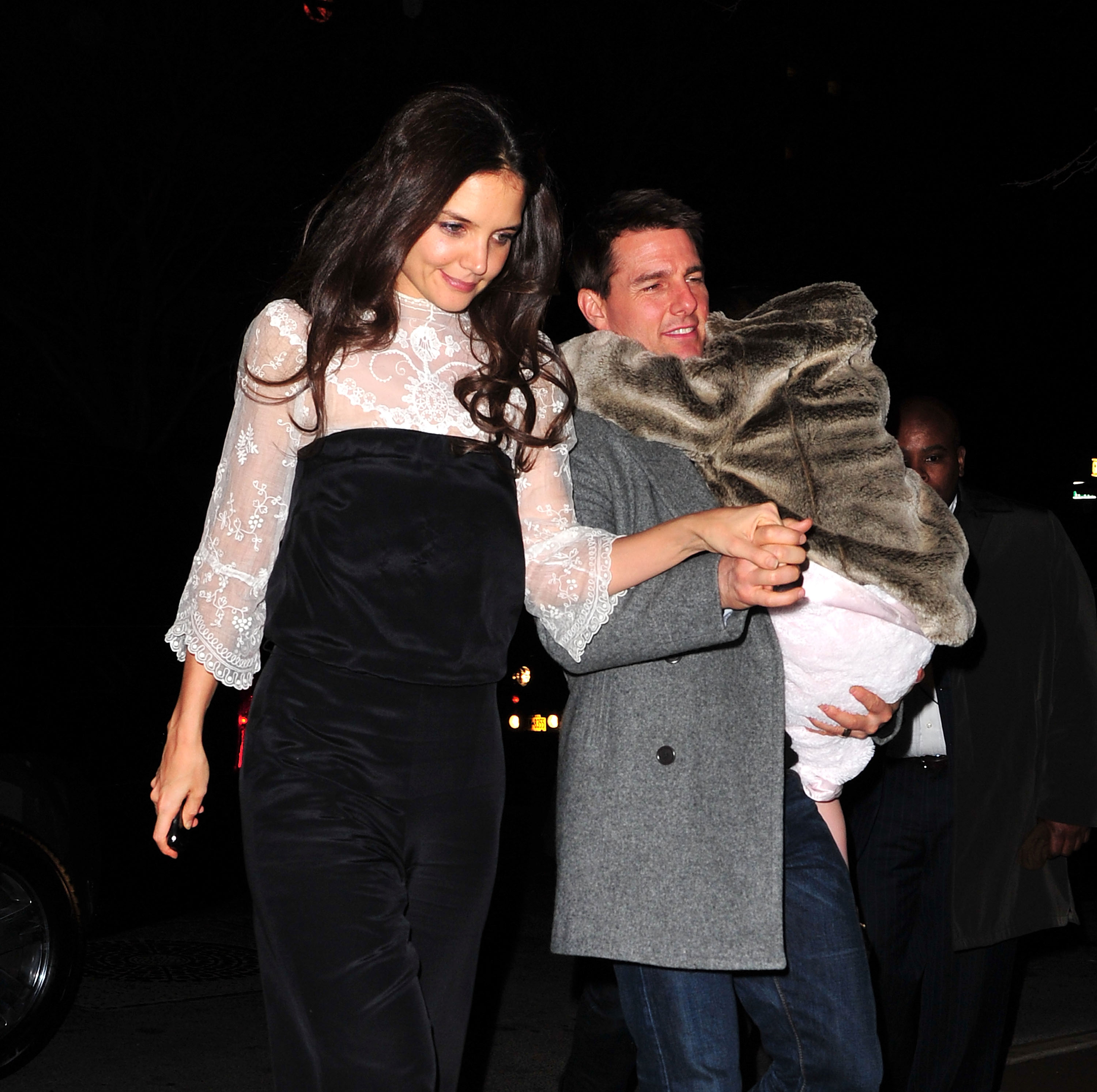 Katie Holmes, Tom Cruise y su hija Suri Cruise vistos en Nueva York el 18 de diciembre de 2011. | Fuente: Getty Images