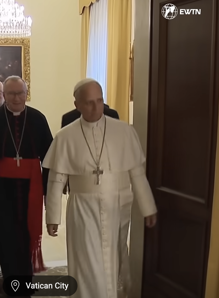 El papa León XIV visitando el apartamento papal en el Palacio Apostólico, de un vídeo fechado el 12 de mayo de 2025. | Fuente: YouTube/EWTNcatholictv
