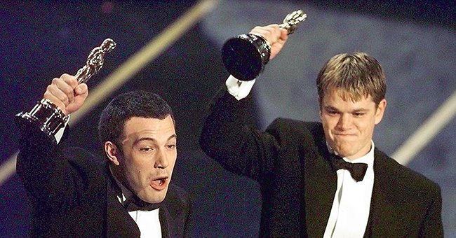 Ben Affleck y Matt Damon tras ganar en la categoría de Guión Original durante la 70 edición de los Premios de la Academia el 24 de marzo de 1998 | Fuente: Getty Images