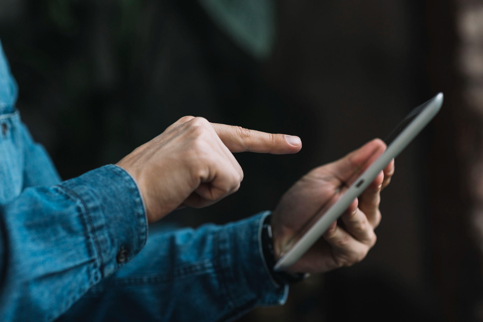 Un hombre usando una tableta | Fuente: freepik.com