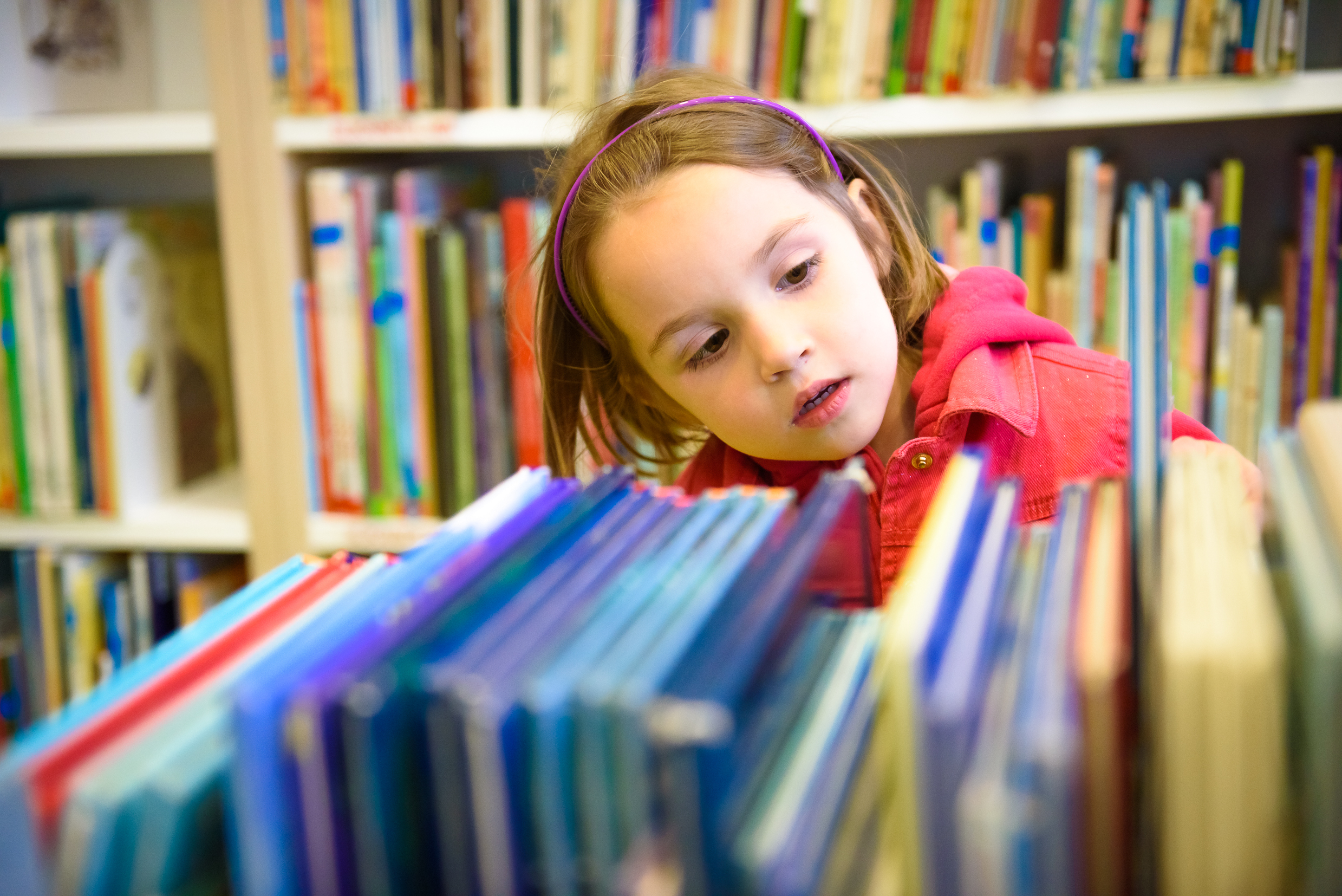 Una niña en una biblioteca | Foto: Shutterstock