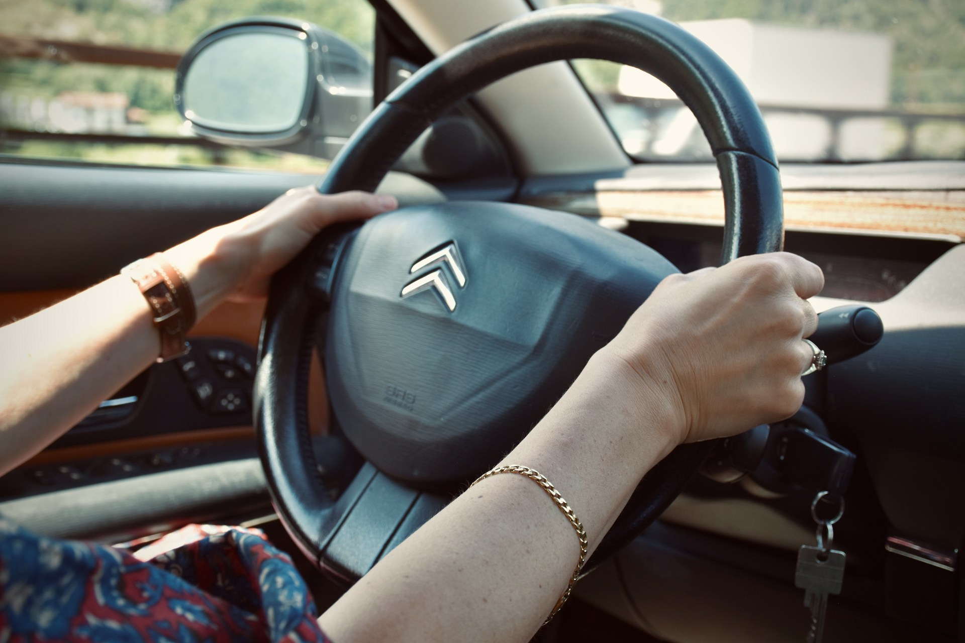 Una mujer conduciendo un Automóvil | Fuente: Unsplash