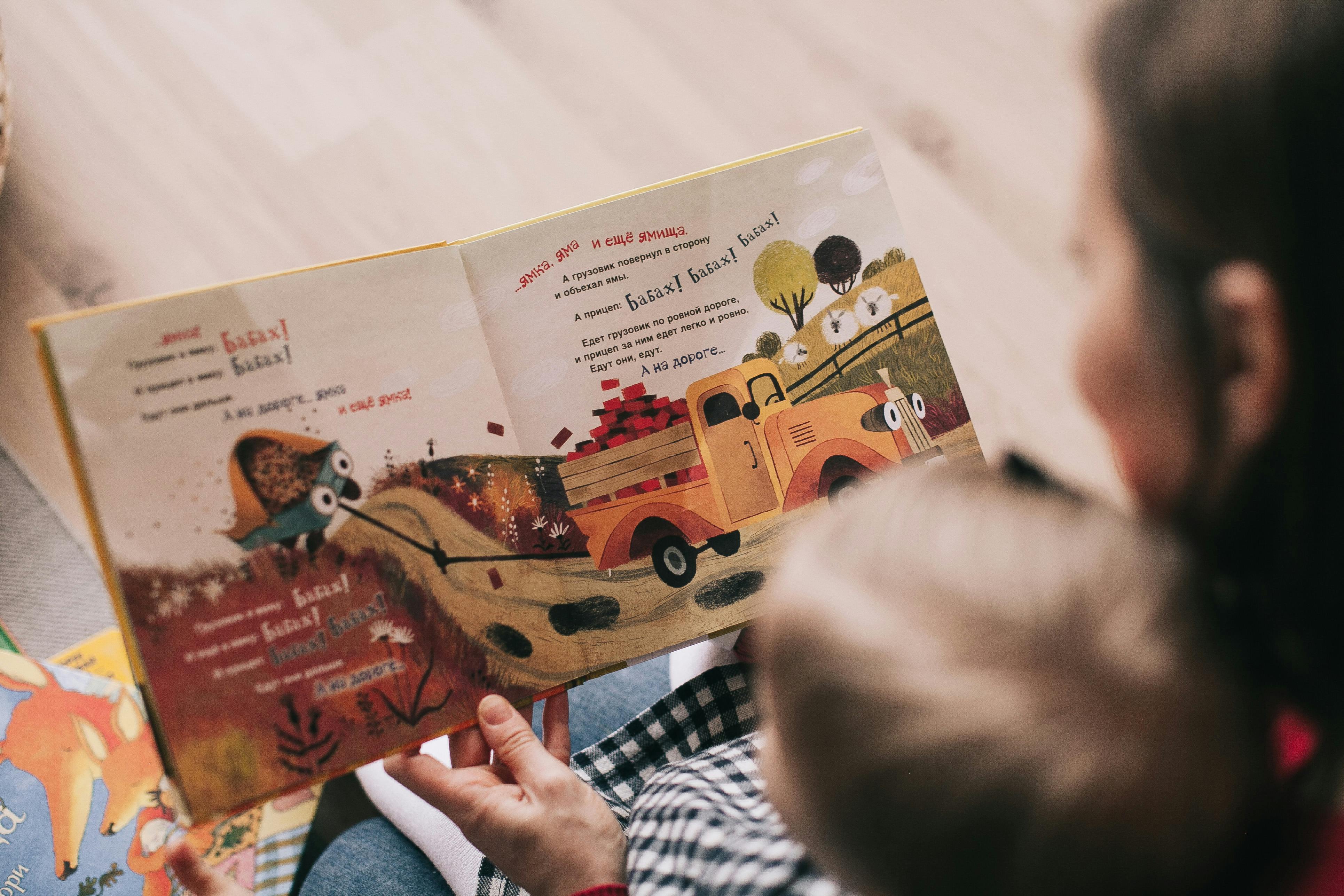 Una mujer leyendo un libro a un niño | Fuente: Pexels