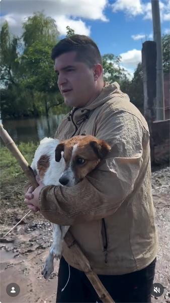 Alejandro Pueblas, cronista de América Noticias y de la señal A24, con el perrito rescatado en brazos mientras camina por las calles | Fuente: Instagram/alepueblasok