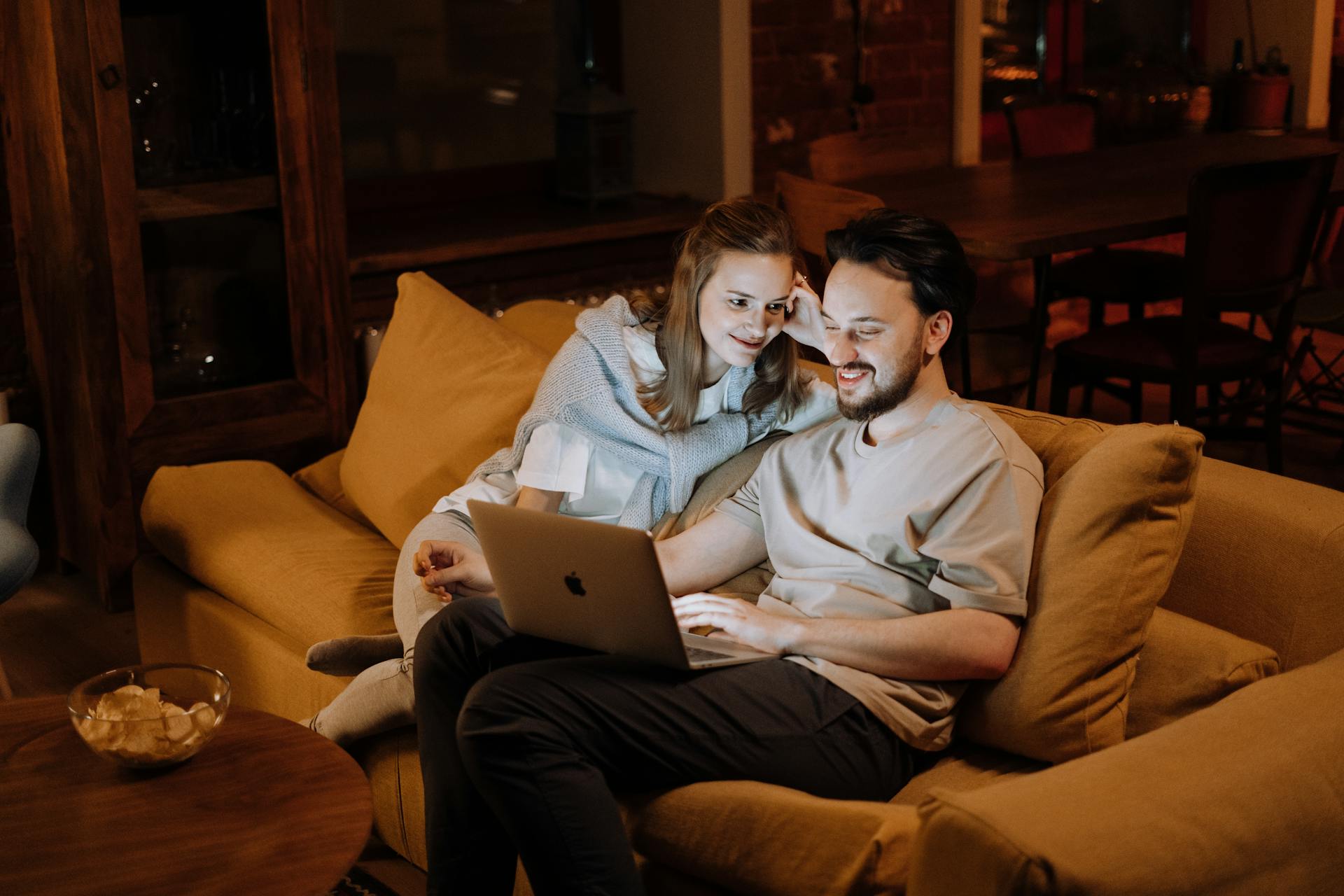Una pareja relajándose juntos | Fuente: Pexels