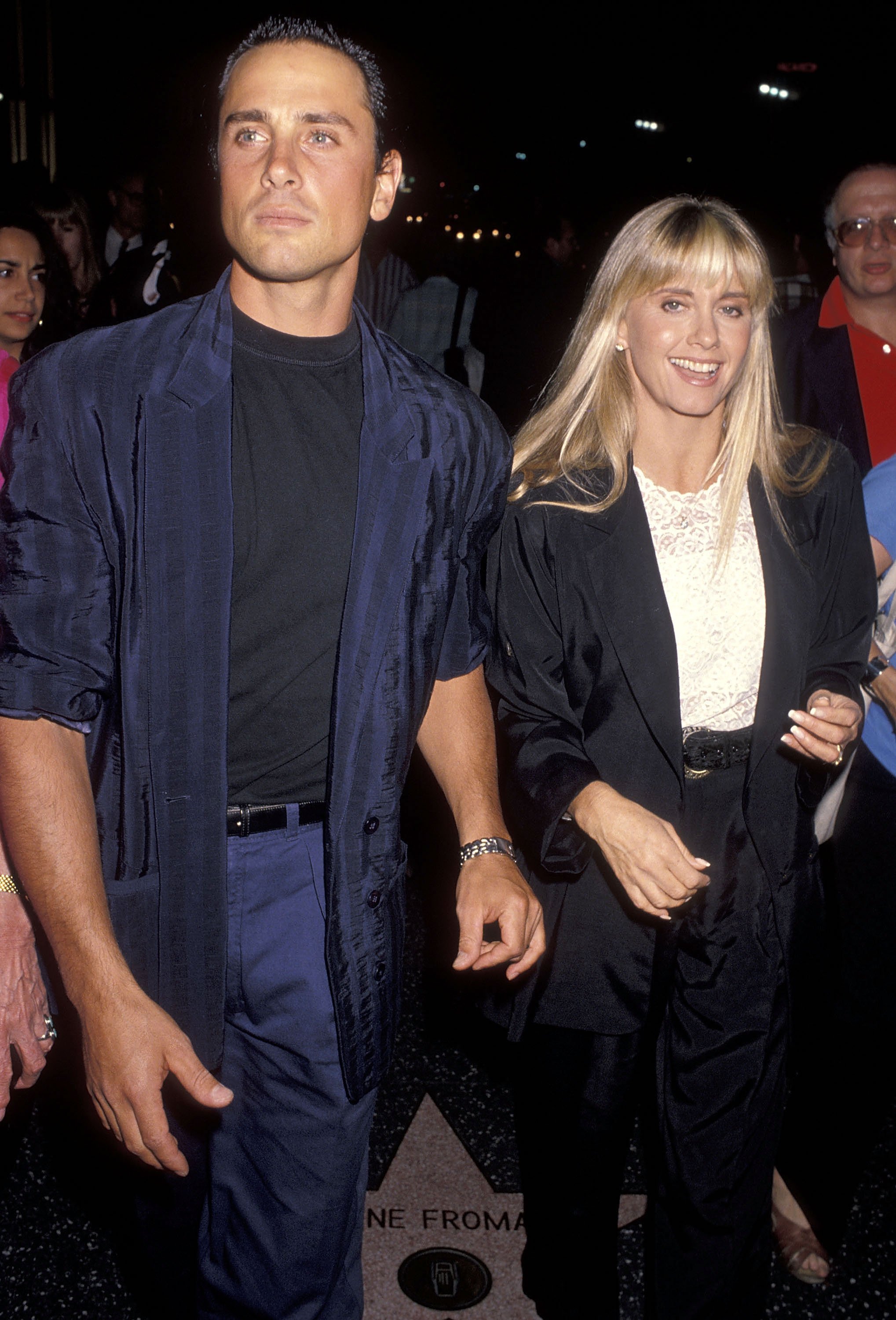 La cantante Olivia Newton-John y su marido Matt Lattanzi asisten al estreno de "Out There Tonight" el 29 de agosto de 1990 en el Teatro Pantages de Hollywood, California. | Foto: Getty Images
