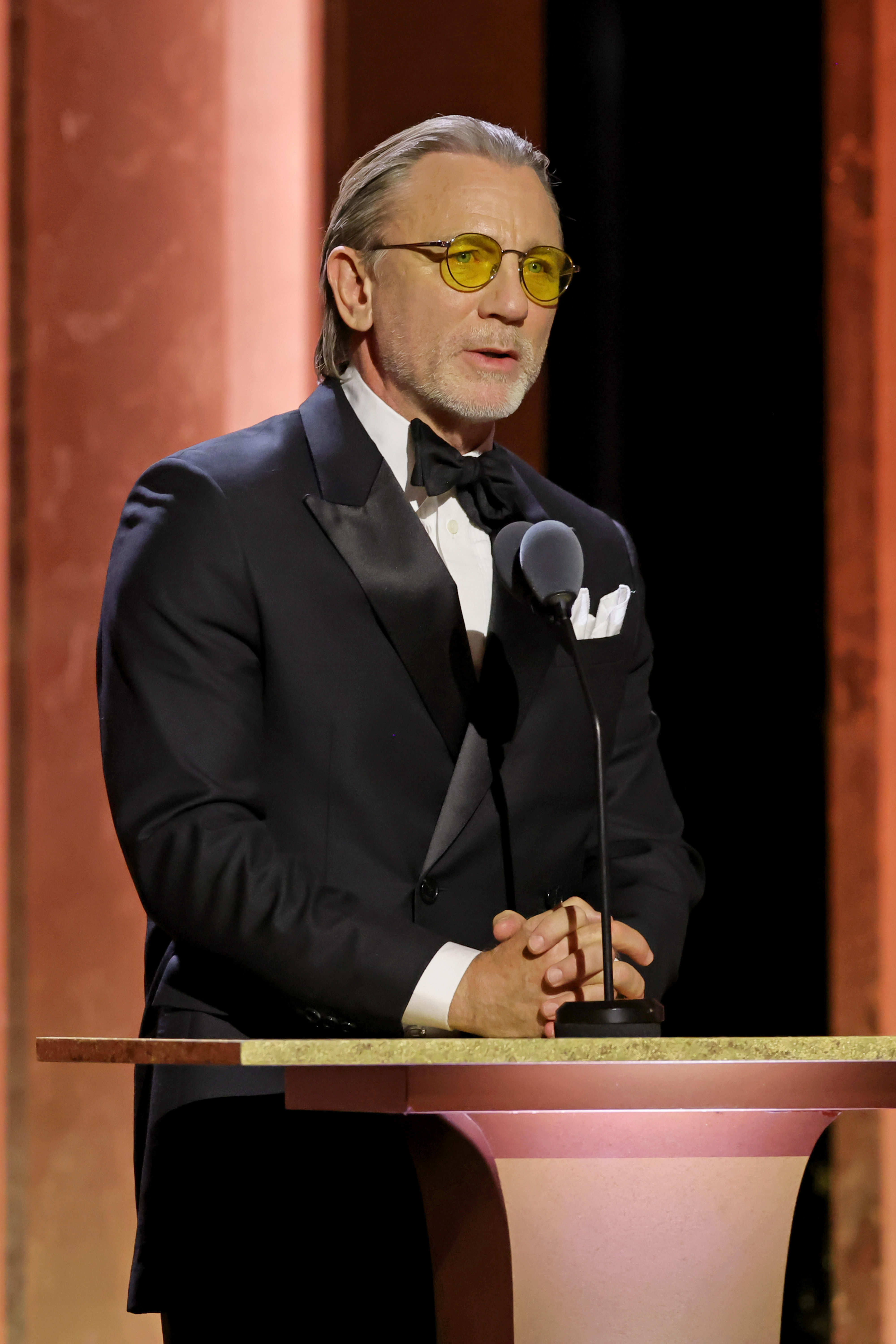 Daniel Craig en el escenario de la 15ª edición de los Governors Awards el 17 de noviembre de 2024, en Los Ángeles, California. | Fuente: Getty Images