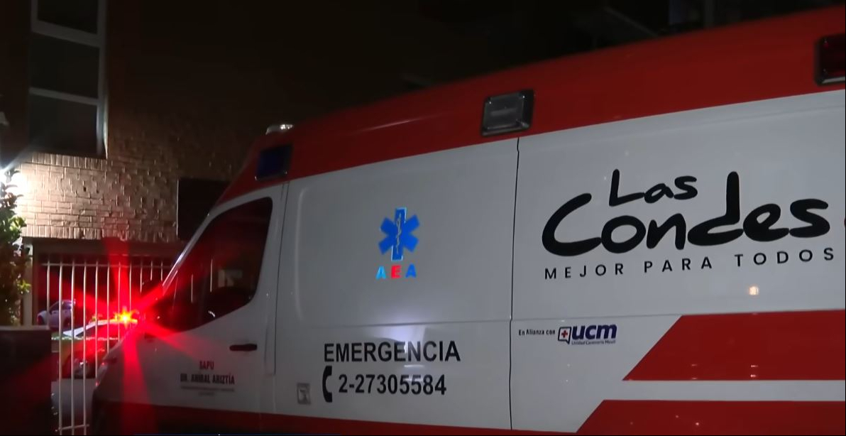 Ambulancia del servicio de emergencias local | Fuente: YouTube/@T13_cl