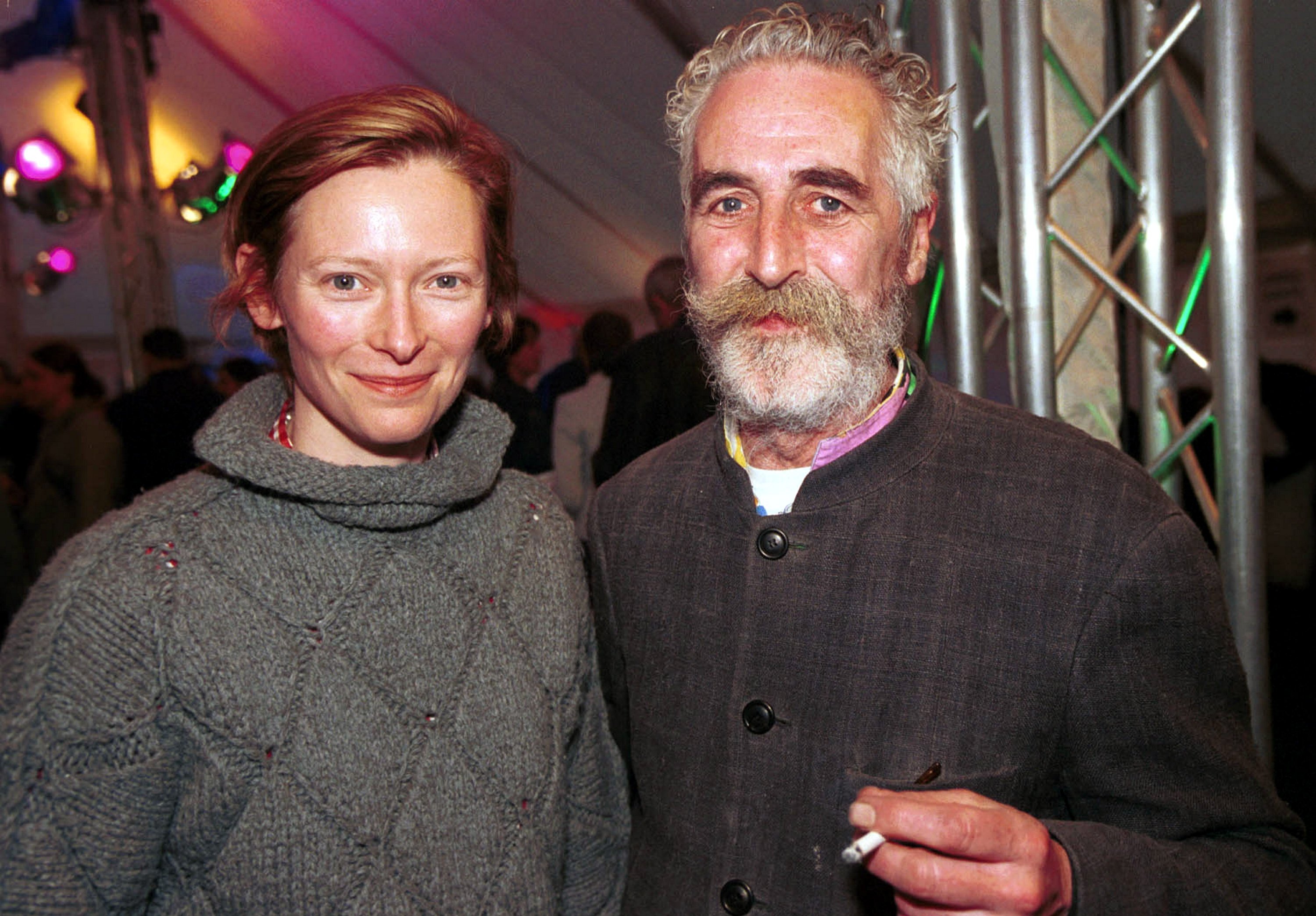 Tilda Swinton y el artista John Byrne en la National Gallery el 27 de abril de 2004 en Edimburgo, Escocia. | Foto: Getty Images