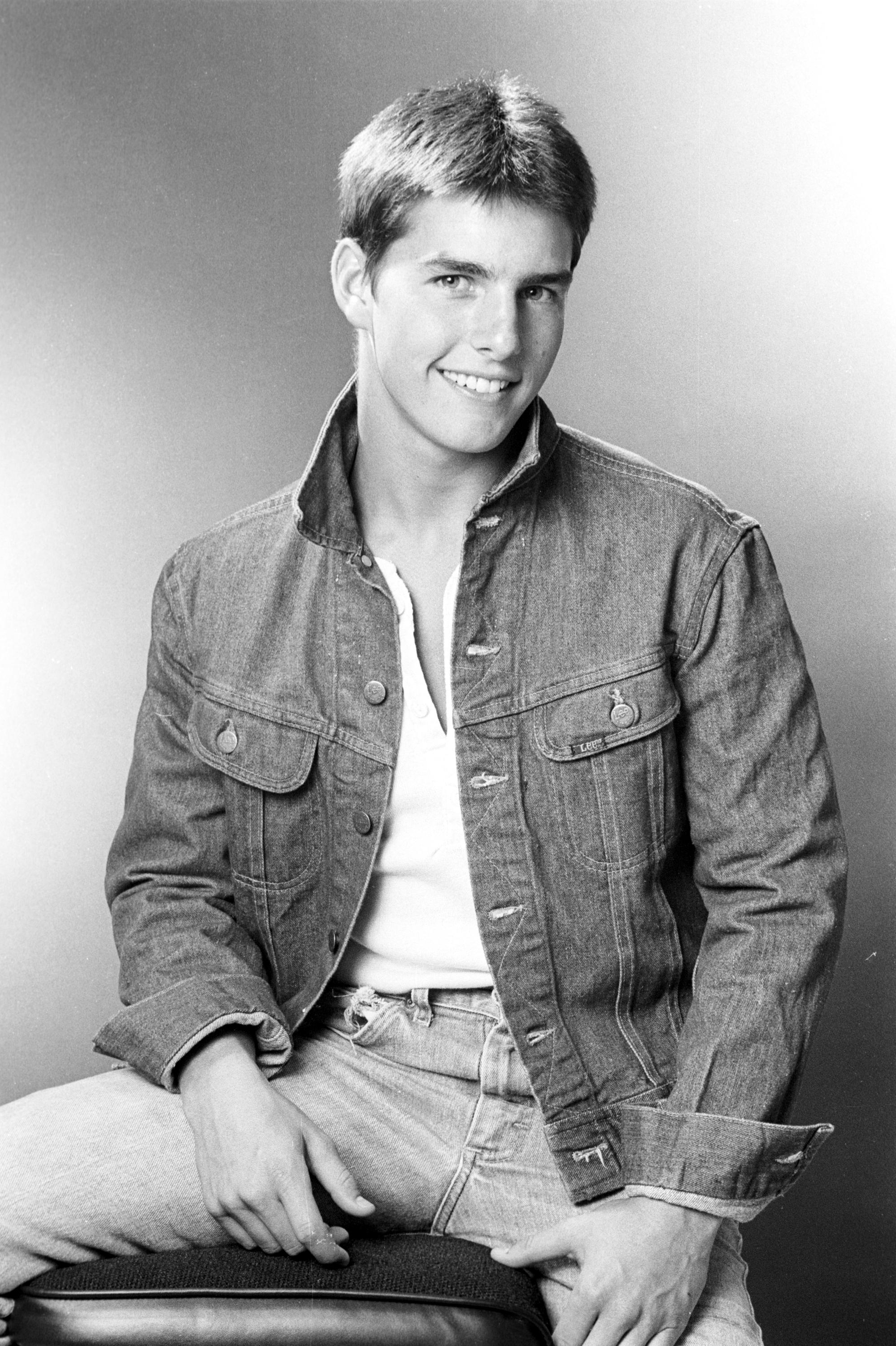 Tom Cruise posando en una foto en blanco y negro en 1980. | Foto: Getty Images