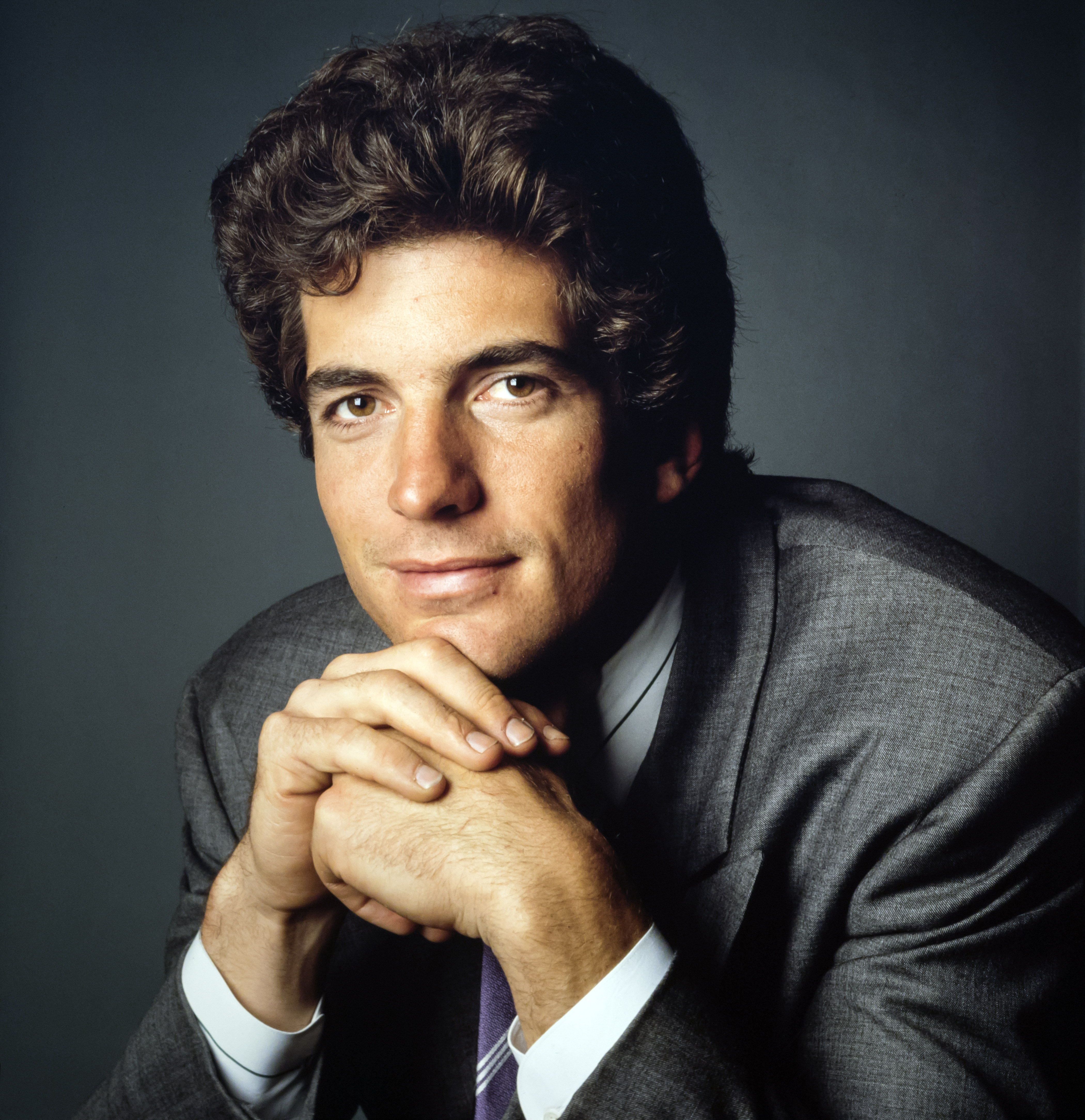 Un retrato de estudio de John F Kennedy Jr el 9 de junio de 1988 en Nueva York | Fuente: Getty Images