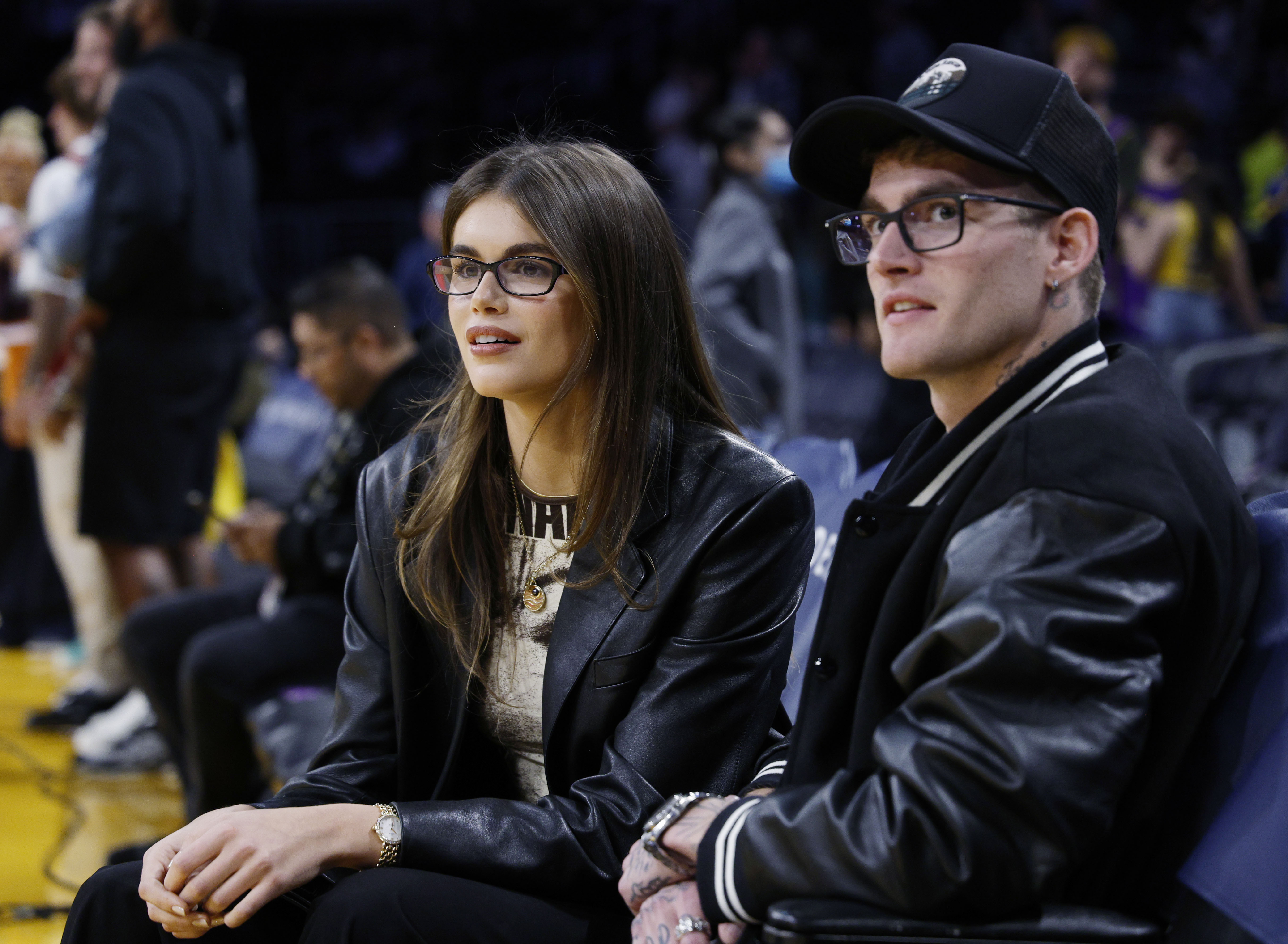 Kaia Gerber y Presley Gerber se sentaron en primera fila con looks a juego de cuero negro durante el partido entre los Lakers de Los Ángeles y los Spurs de San Antonio el 23 de febrero de 2024, en Los Ángeles, California. Estos hermanosdejaron patente su estrecha relación mientras disfrutaban del partido. | Fuente: Getty Images