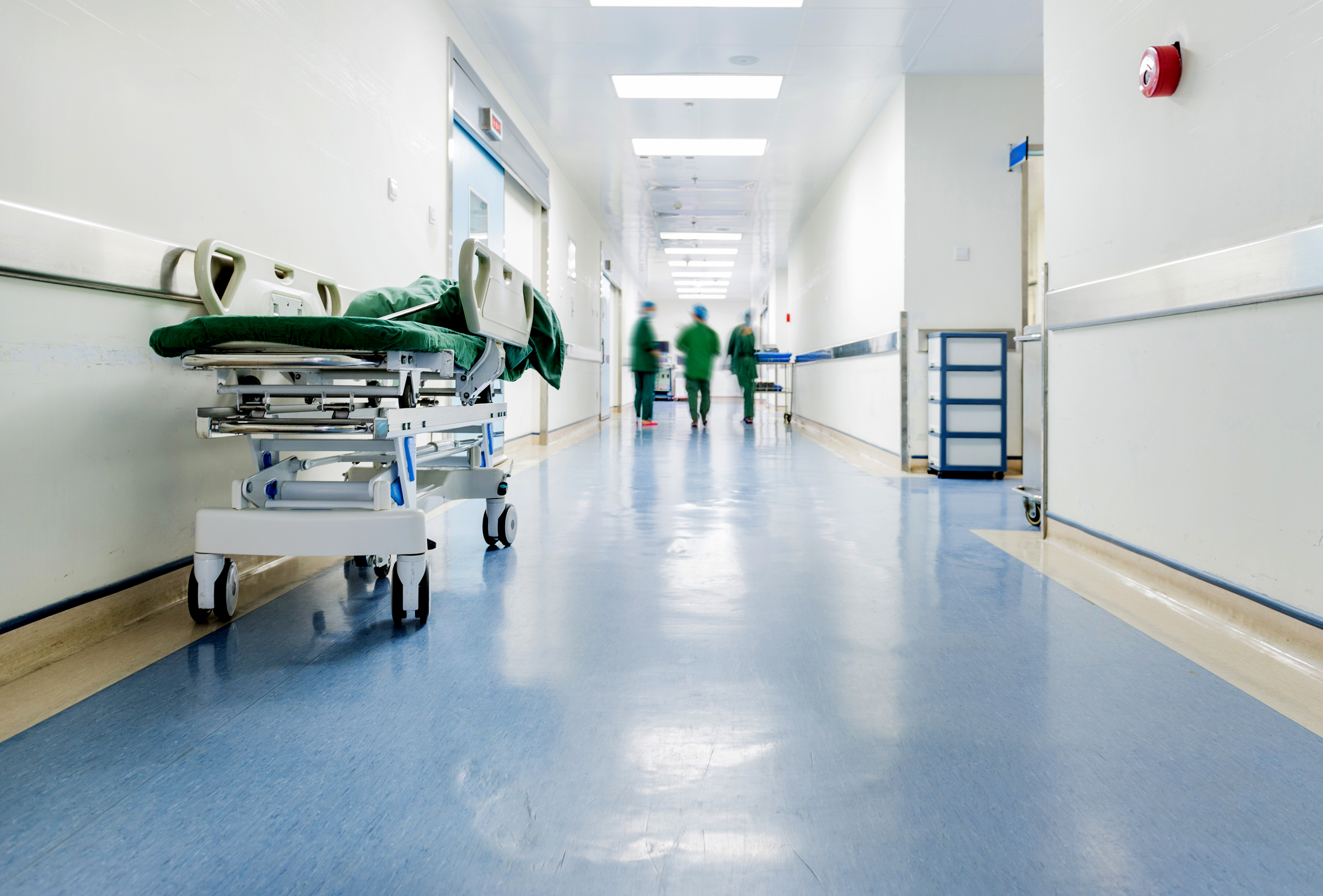 Médicos y enfermeras caminando por un hospital | Fuente: Shutterstock
