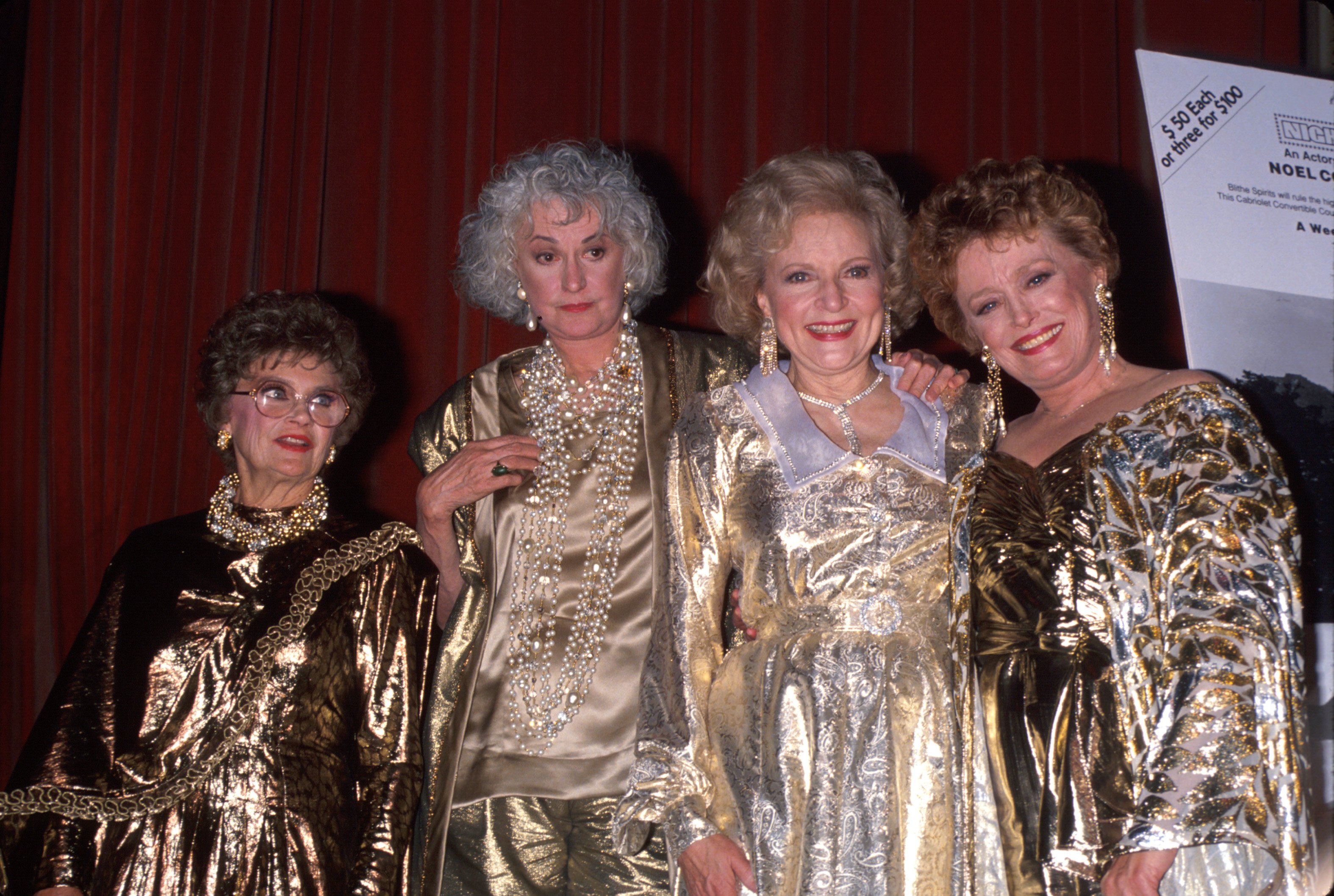 Estelle Getty, Beatrice Arthur, Betty White y Rue McClanahan con vestidos dorados y plateados en 1990. | Foto: Getty Images