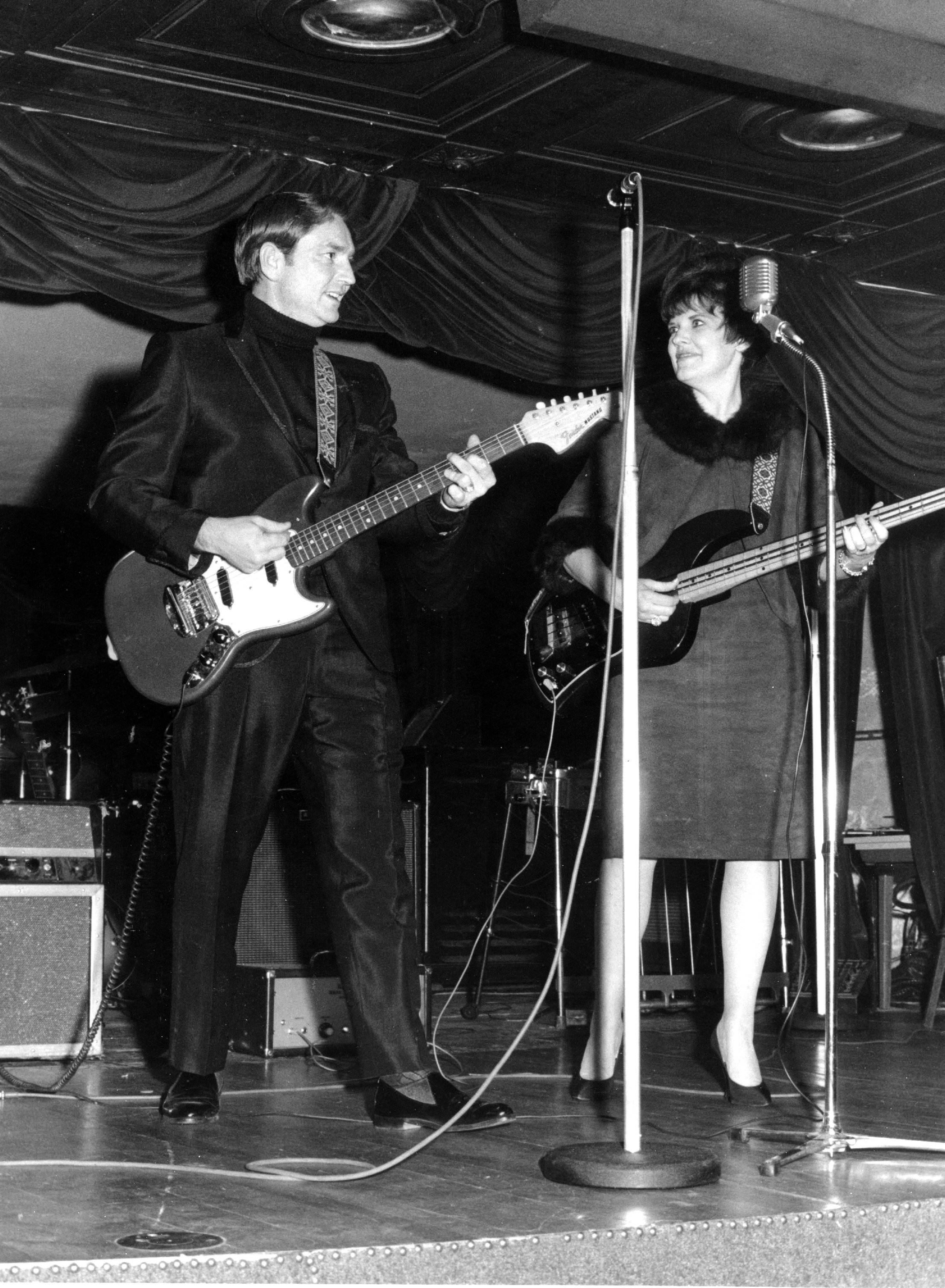 Willie Nelson y Shirley Collie interpretan la canción "Willingly" en el escenario en 1961. | Foto: Getty Images