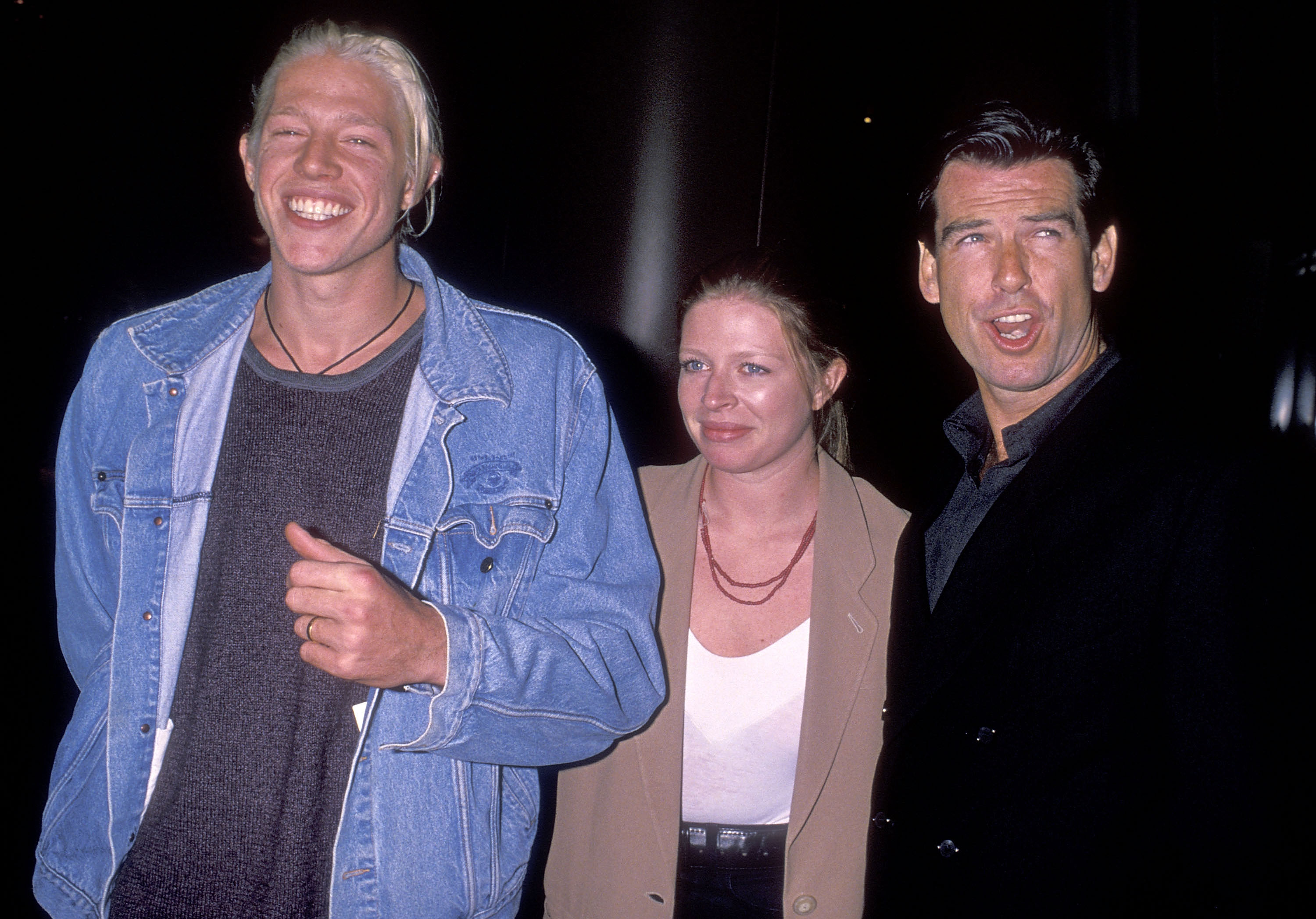 Christopher, Charlotte y Pierce Brosnan en el estreno de "Love Affair" el 13 de octubre de 1994, en West Hollywood, California | Fuente: Getty Images