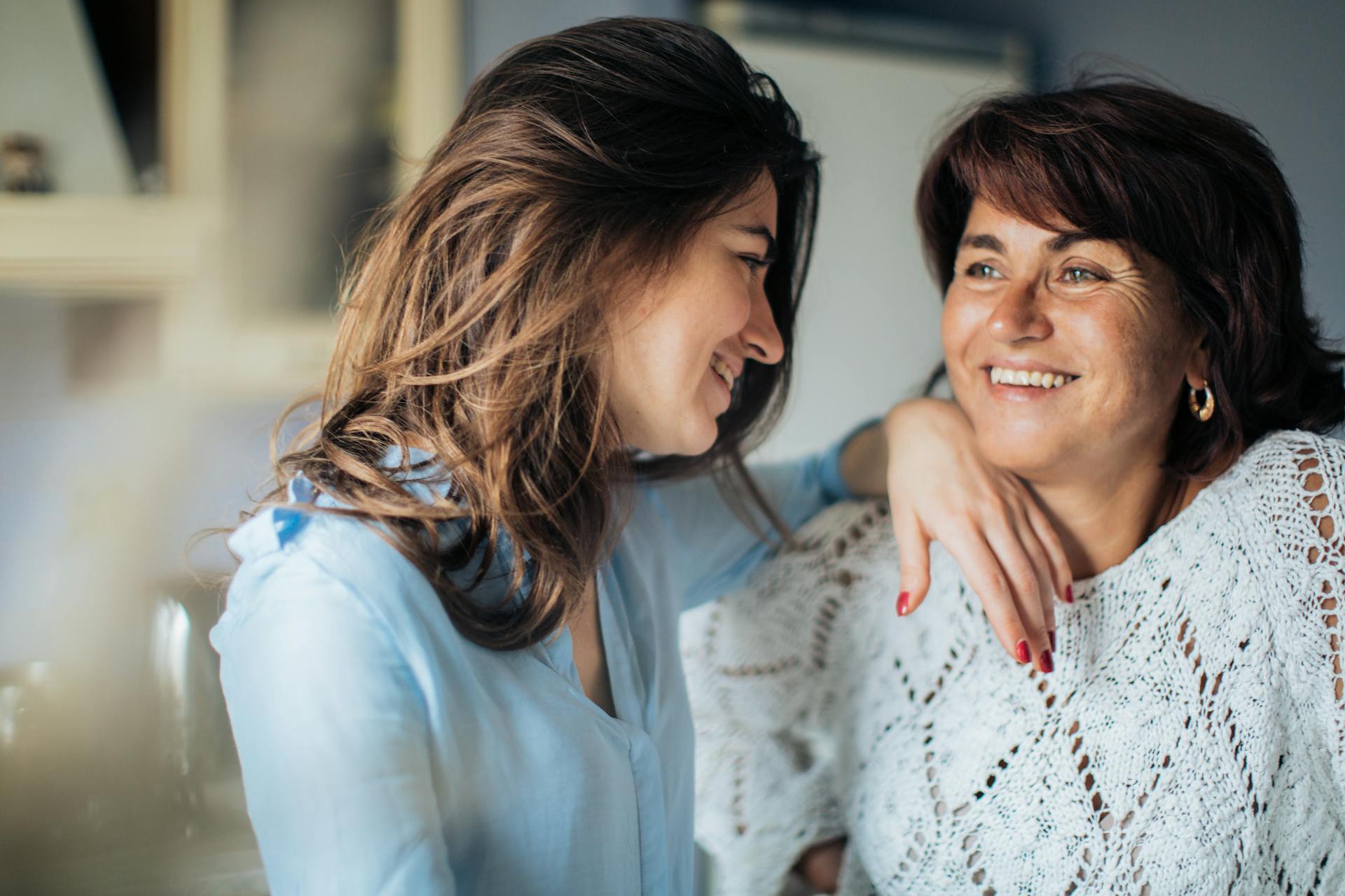 Una mujer sonriendo a su madre | Fuente: Pexels