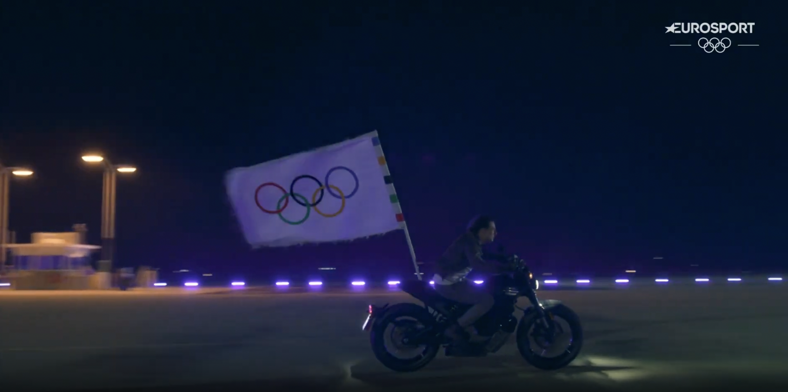 Tom Cruise saliendo con la bandera olímpica, publicado el 12 de agosto de 2024 | Fuente: YouTube/Eurosport