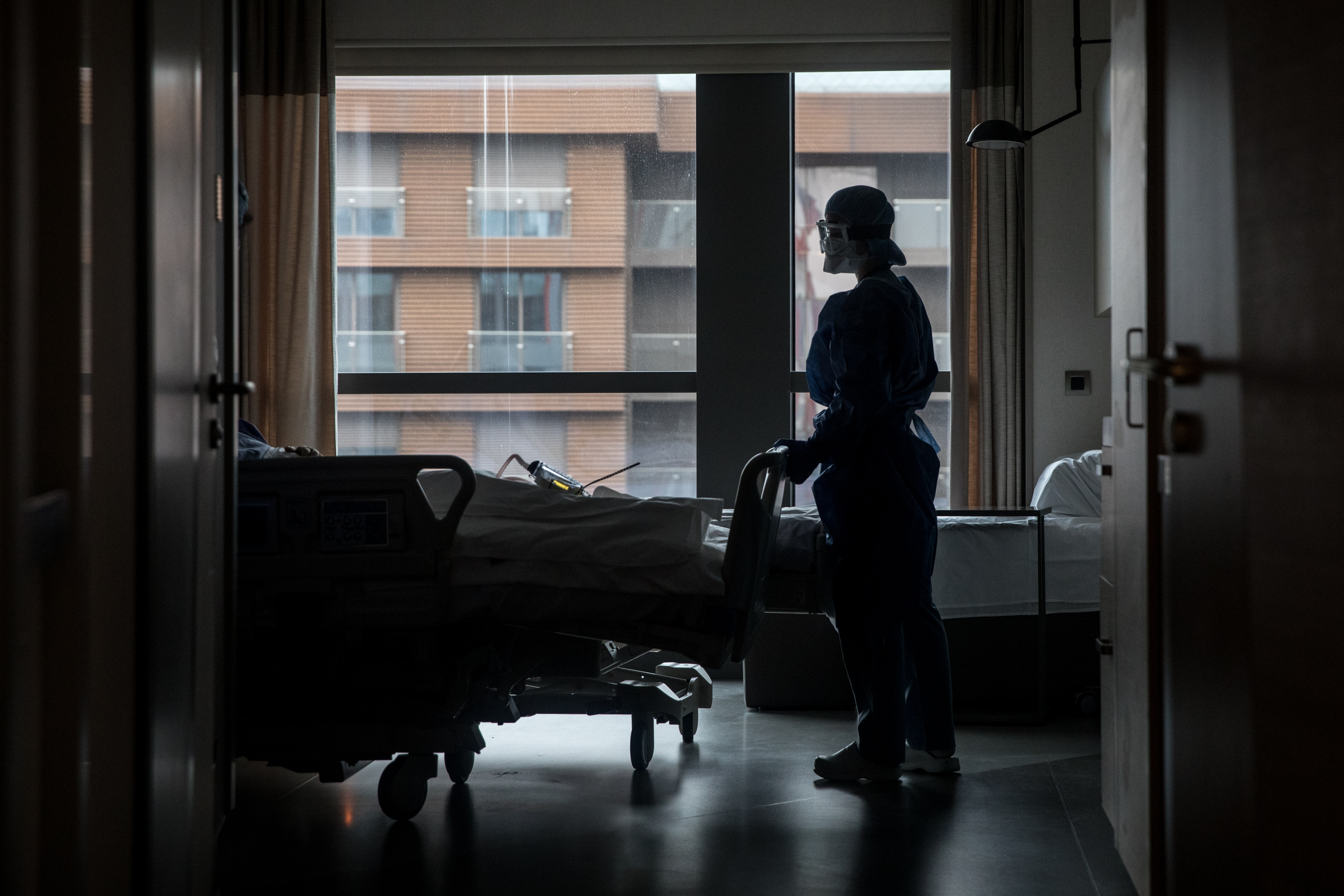 Una enfermera en una habitación de hospital. | Foto: Getty Images