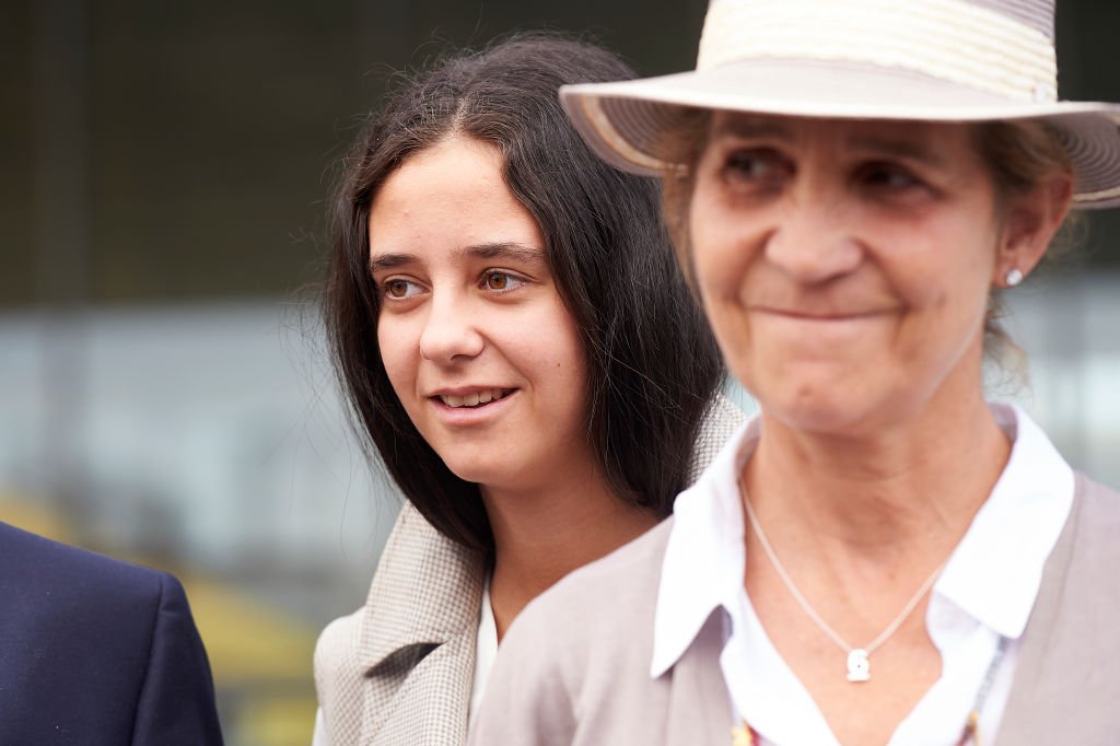 Victoria Federica y su madre la infanta Elena saliendo del Hospital Quirón después de visitar al Rey Juan Carlos el 27 de agosto de 2019 en Pozuelo de Alarcón, España. | Foto: Getty Images 