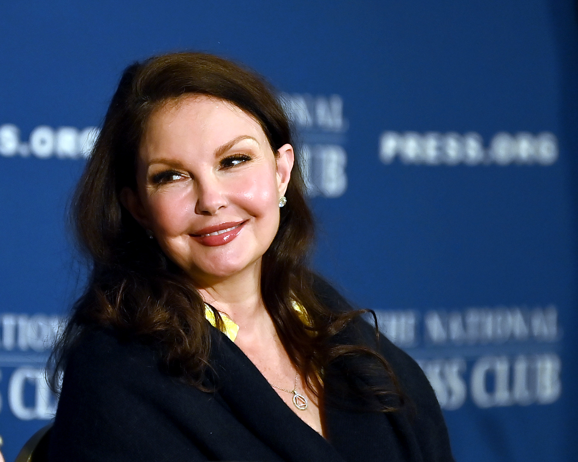 Ashley Judd habla sobre la necesidad de informar de forma responsable y respetuosa sobre los suicidios en un almuerzo en Washington, DC, el 9 de mayo de 2023. | Fuente: Getty Images