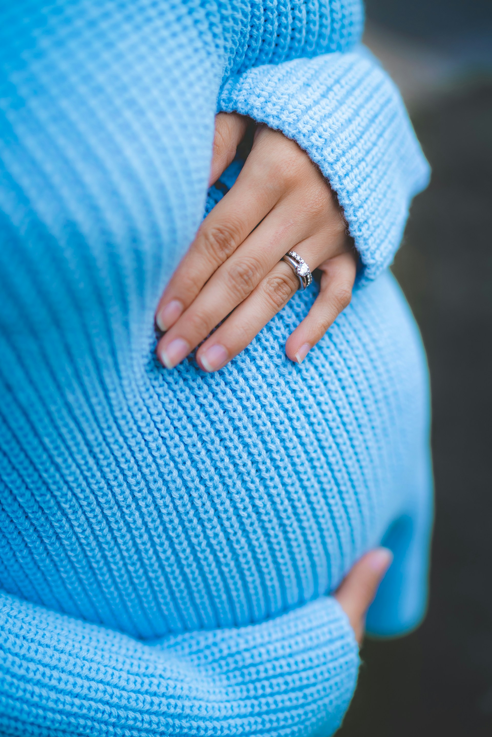 Imagen recortada de una mujer embarazada sujetándose el vientre | Fuente: Unsplash