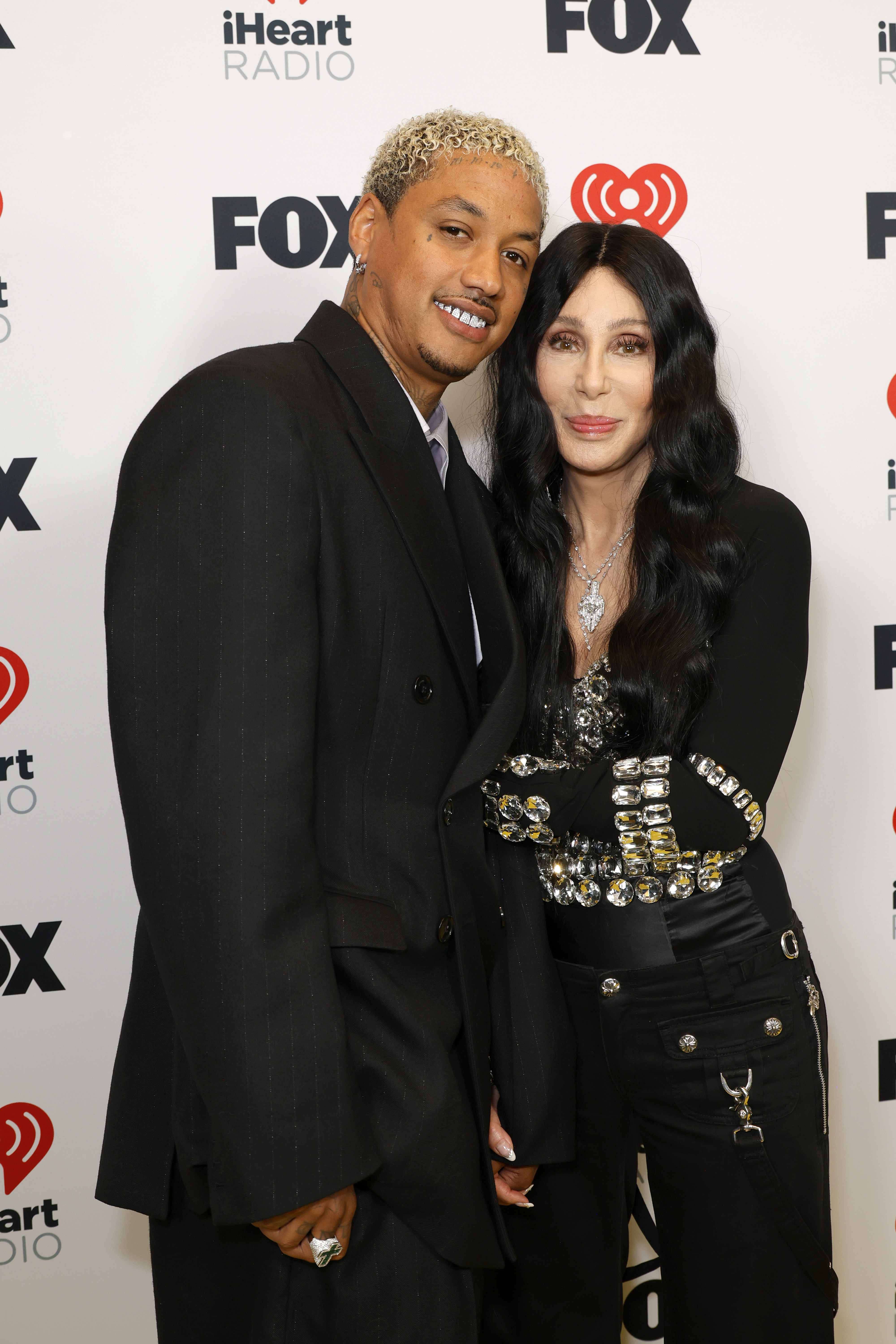 Alexander "AE" Edwards y Cher posan juntos en los 2024 iHeartRadio Music Awards el 1 de abril de 2024, en Hollywood, California. | Fuente: Getty Images