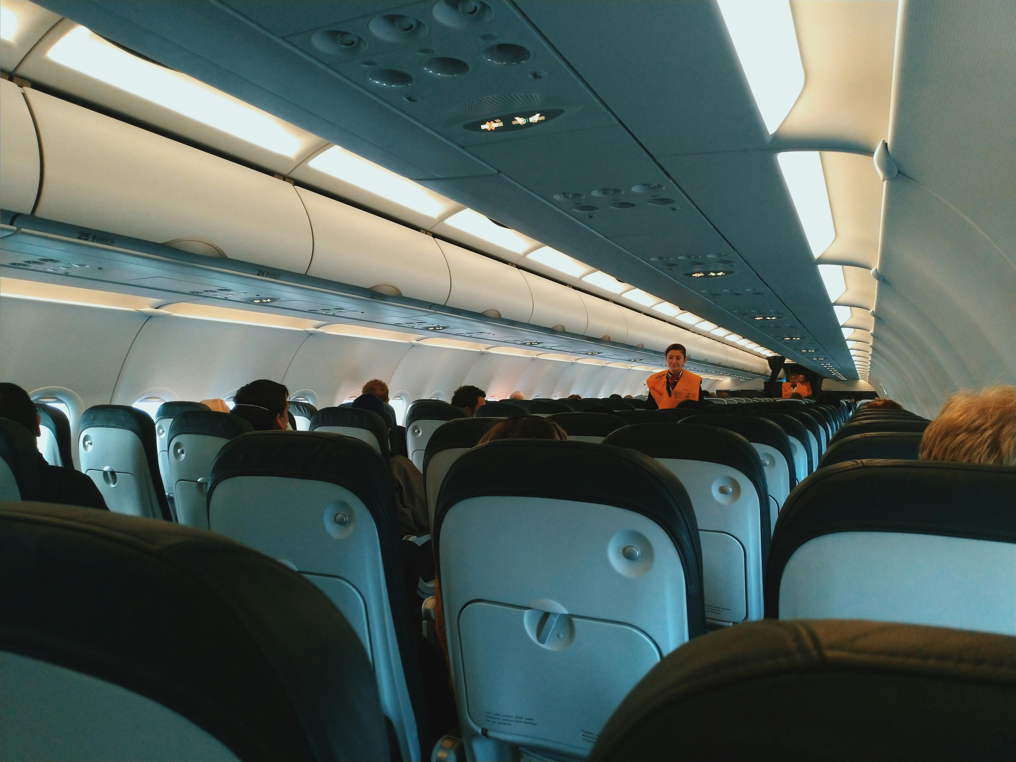 Una azafata caminando en un avión | Foto: Pexels