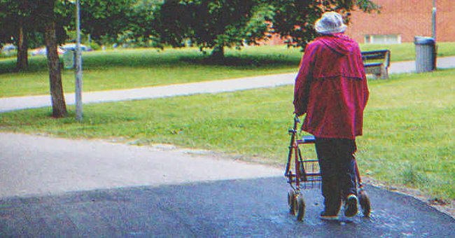 Una anciana caminando con un andador | Fuente: Shutterstock
