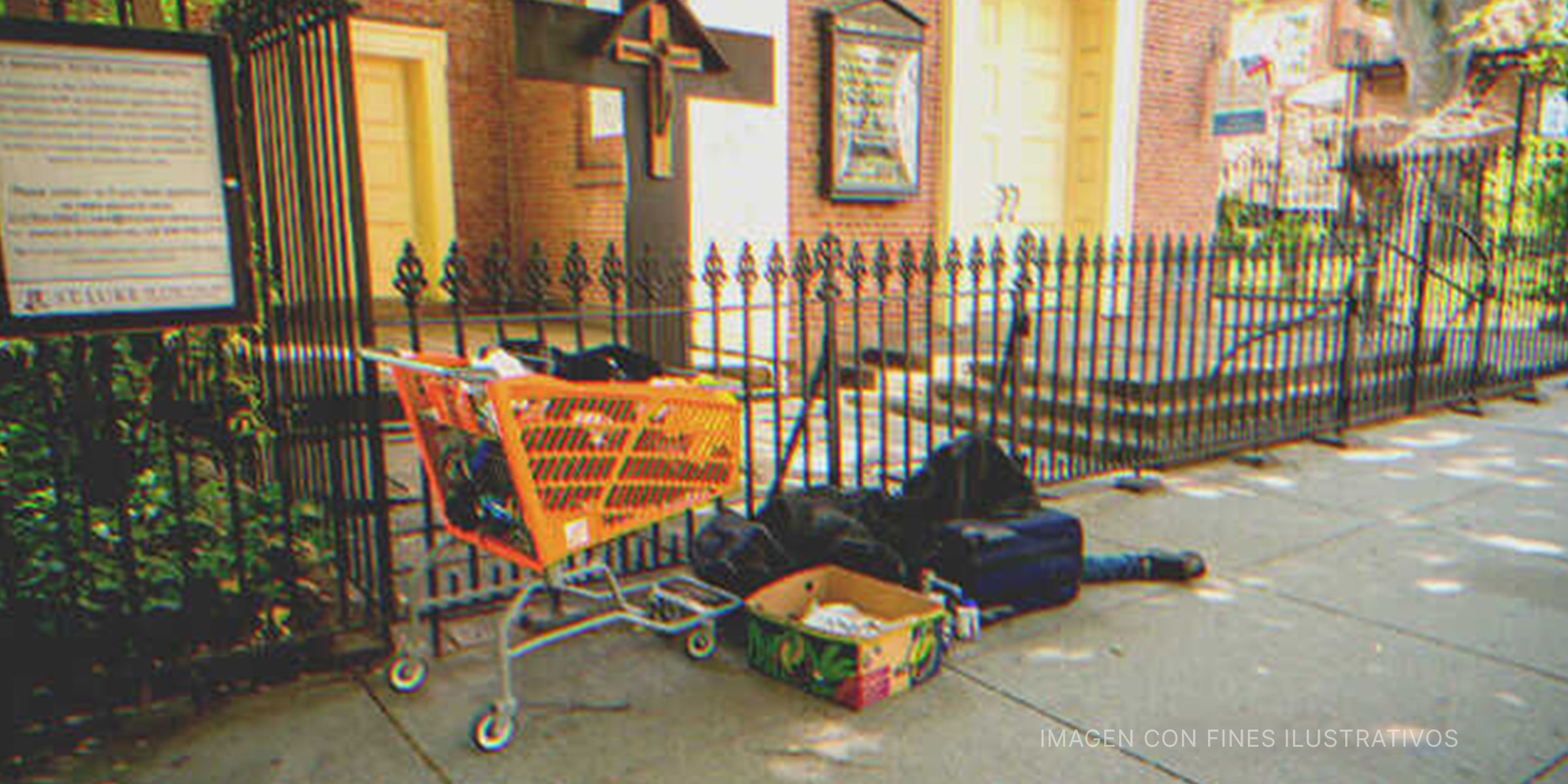Hombre sin hogar recostado en una acera. | Foto: Shutterstock