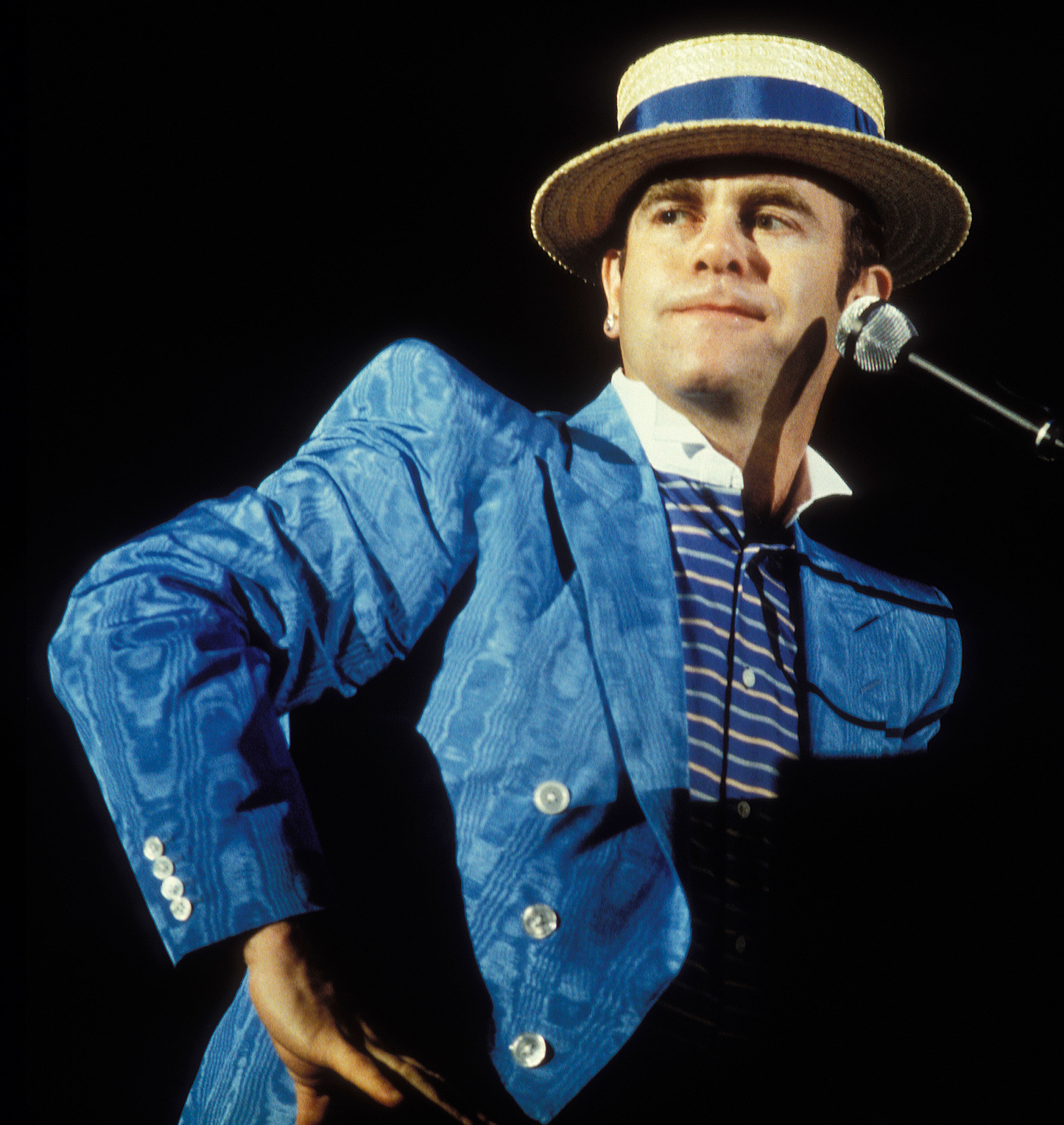 Elton John actúa en concierto el 26 de agosto de 1984 en Irvine, California. | Fuente: Getty Images