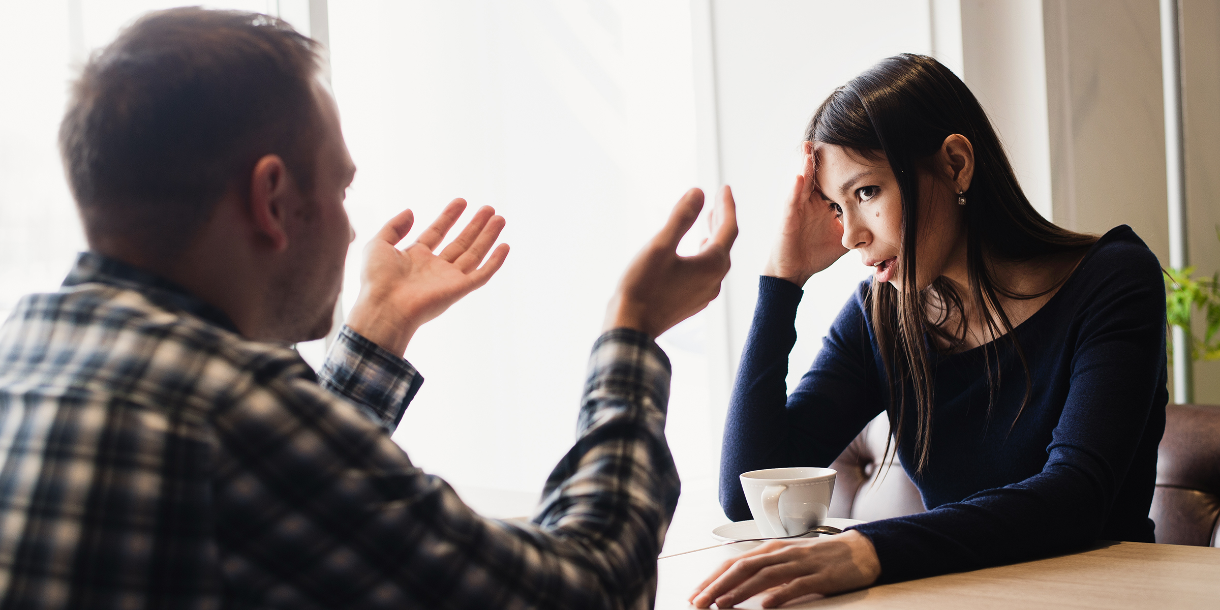 Un hombre y una mujer durante una discusión | Fuente: Shutterstock