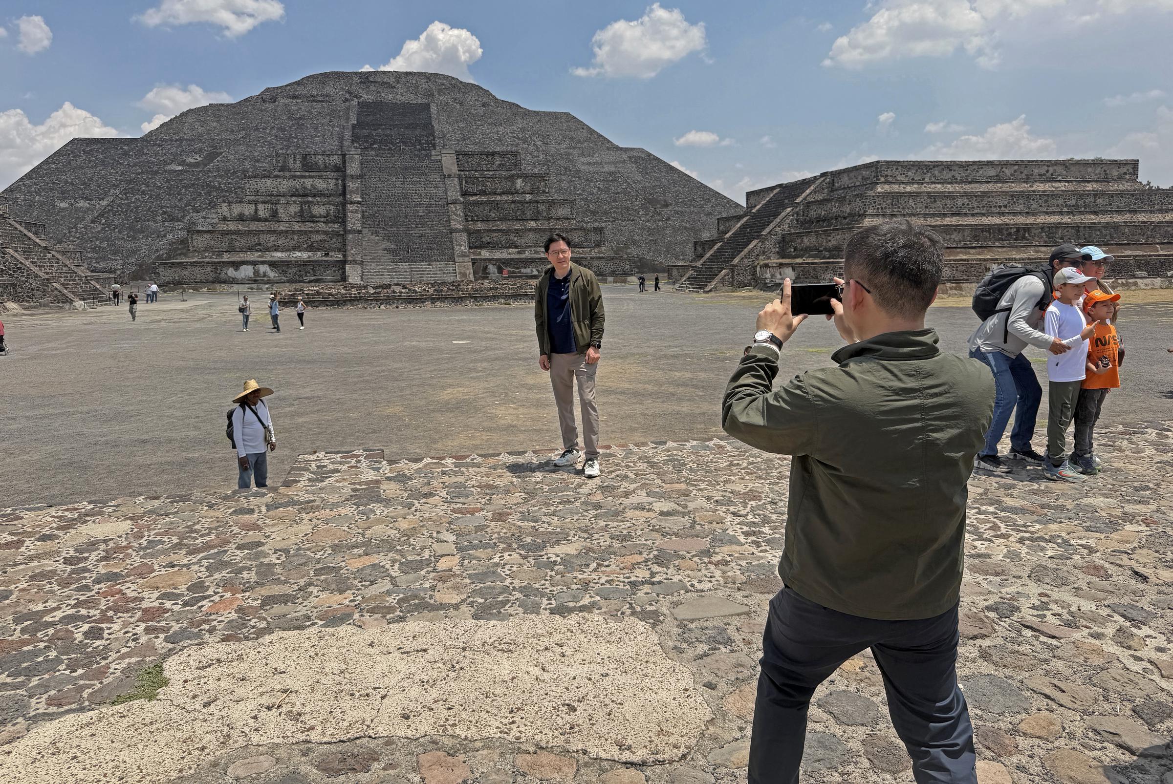 Turistas posan para fotografías en la zona arqueológica de Teotihuacán, en Teotihuacán, Estado de México, el 22 de abril de 2026. | Fuente: Getty Images.