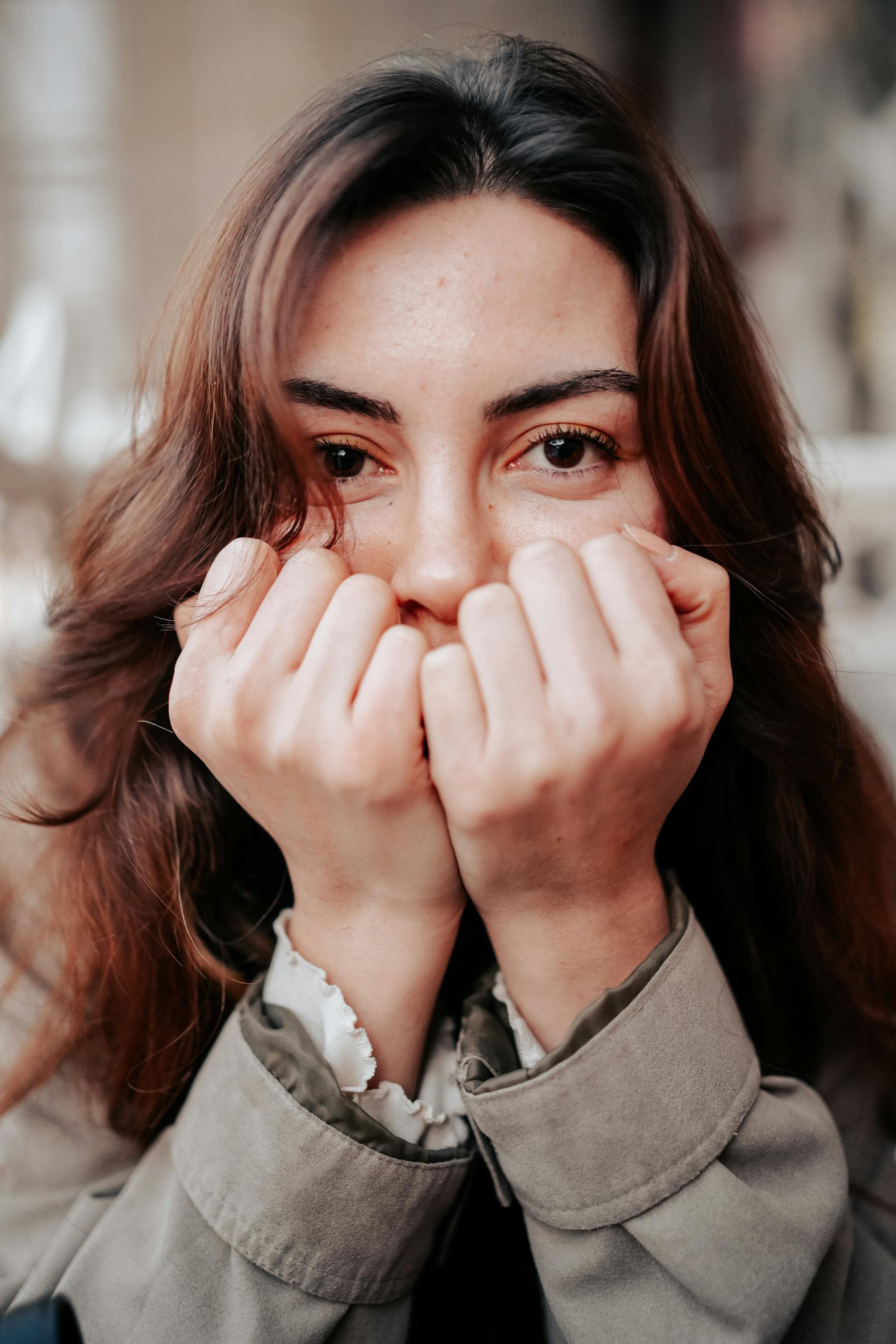 Una mujer conmocionada cubriéndose la cara | Fuente: Pexels