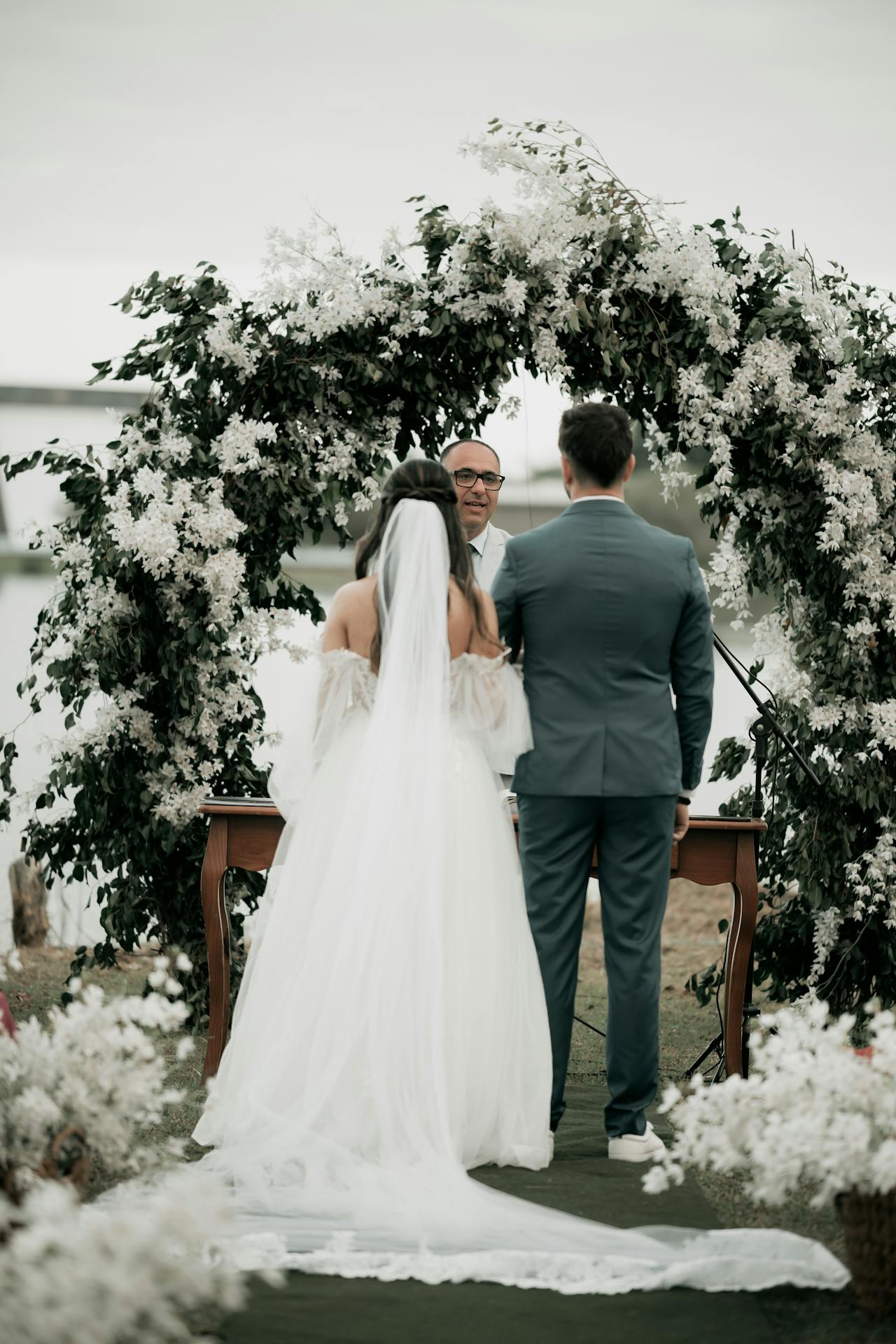 Una ceremonia de boda al aire libre | Fuente: Pexels