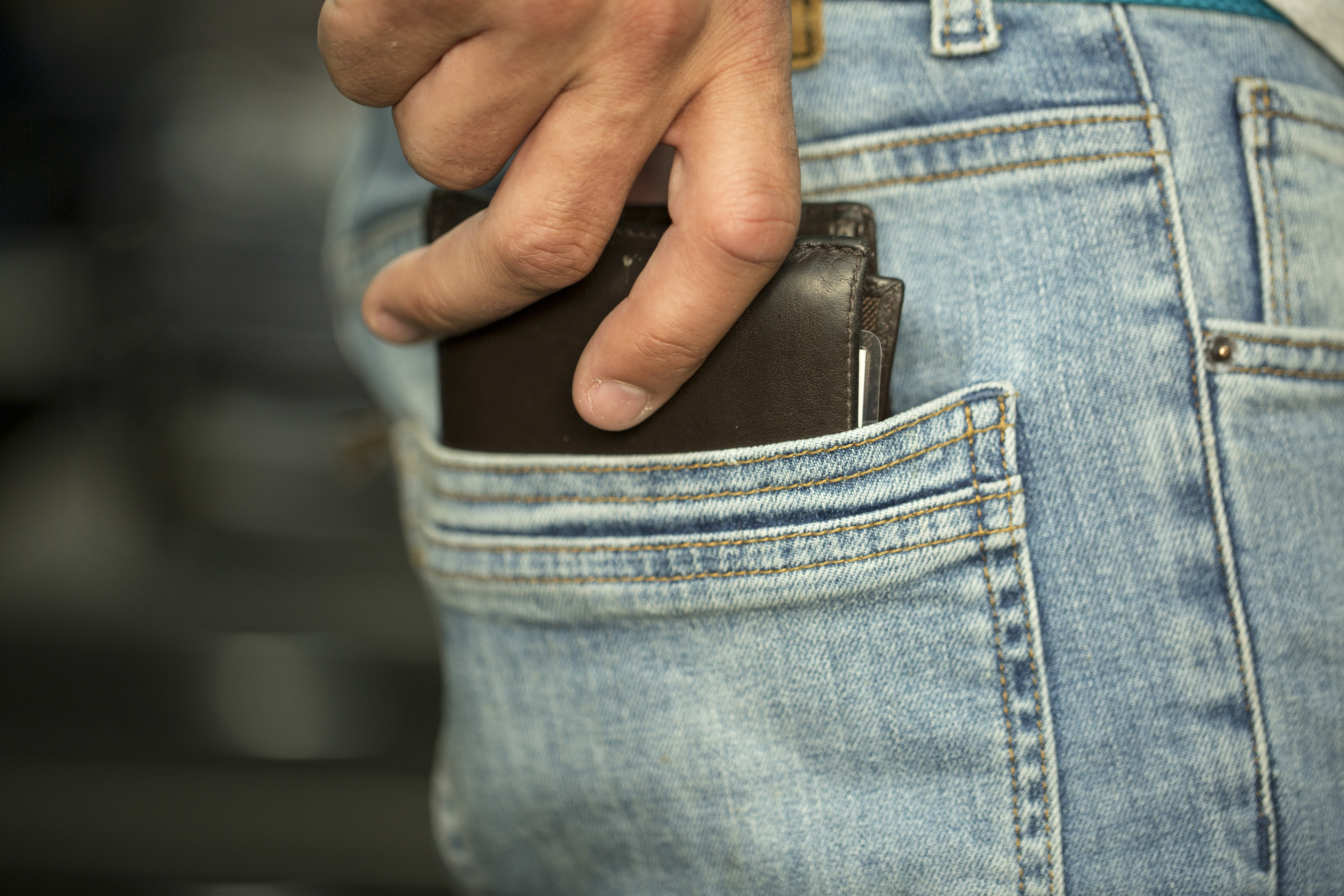 una persona sacando una cartera | Foto: Shutterstock