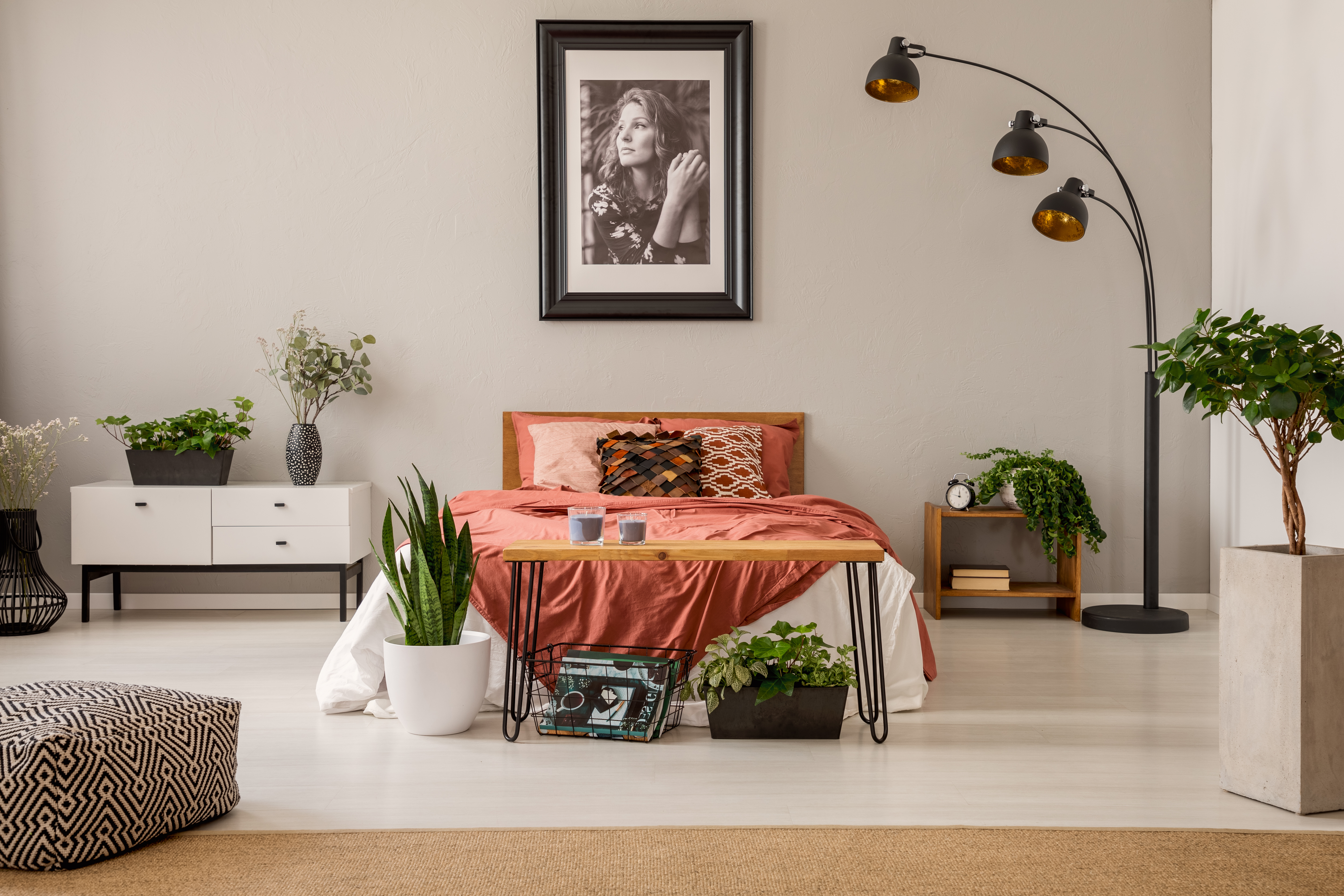 Dormitorio con un lienzo sobre la cama | Foto: Shutterstock