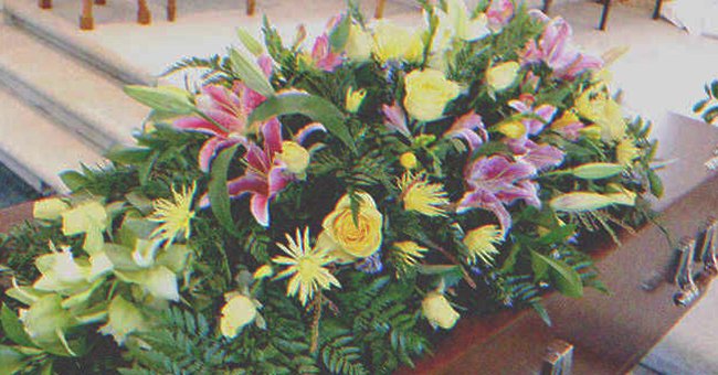 Un ataúd con flores | Foto: Shutterstock