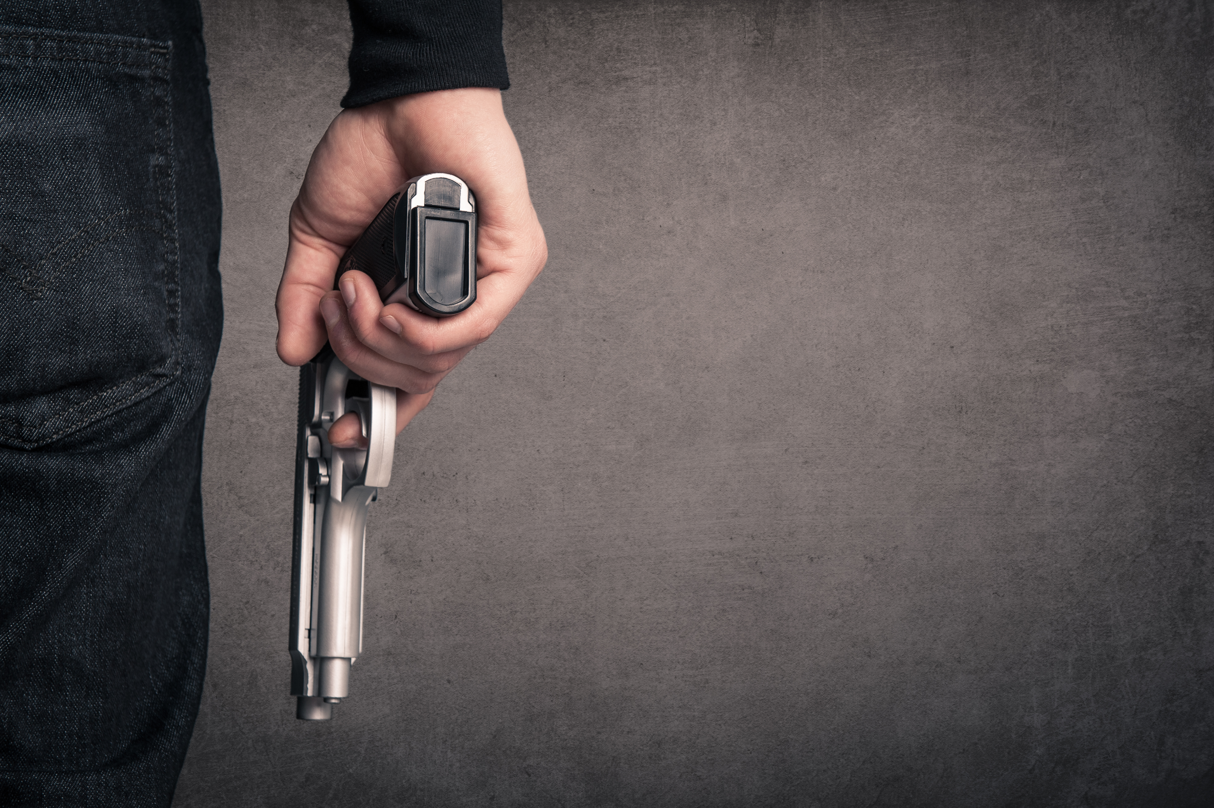 Asesino con pistola | Fuente: Shutterstock