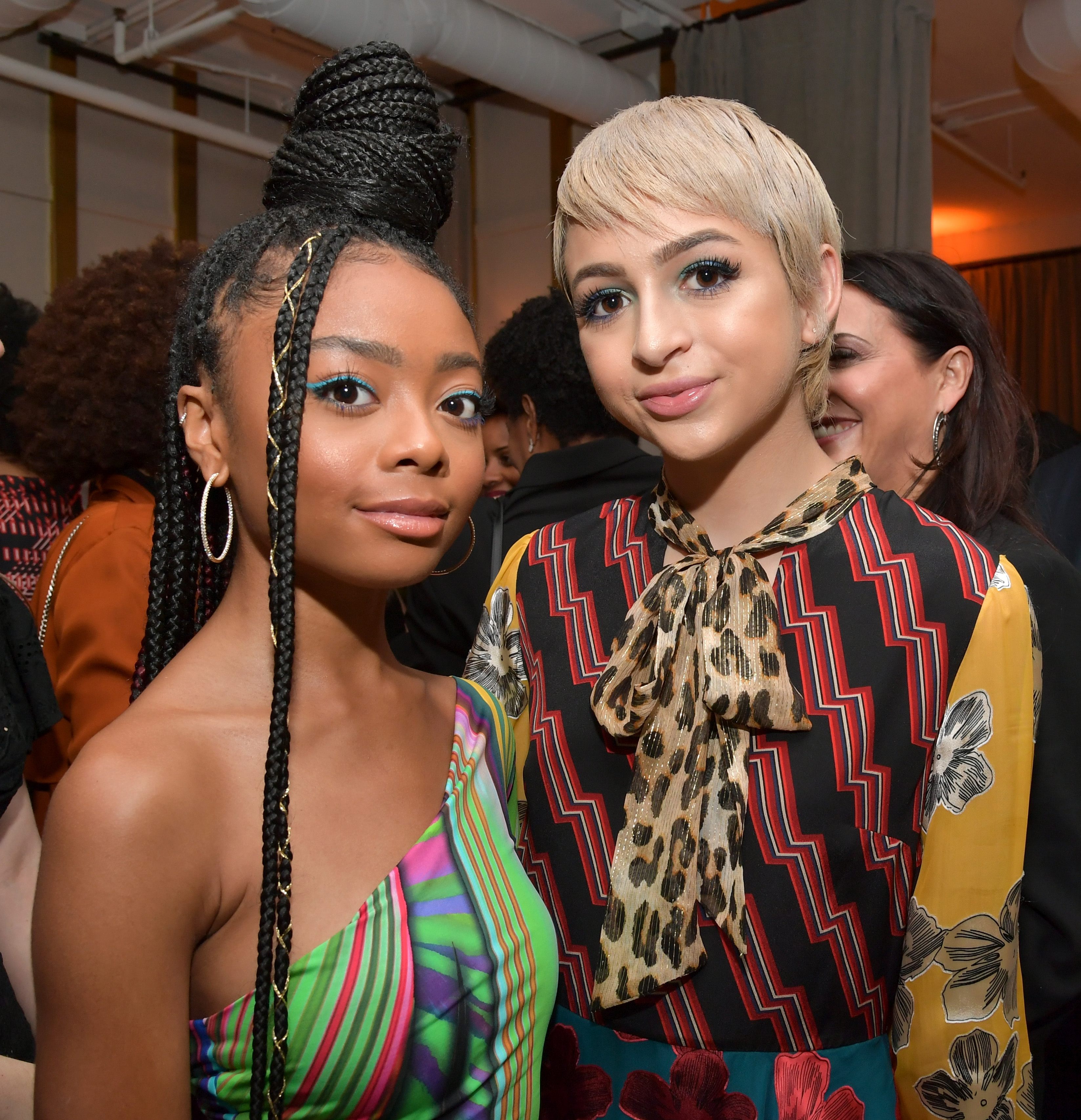 Josie Totah y Skai Jackson posan juntas en la gala de Marie Claire en Los Ángeles, California, en la que se rinde homenaje a las "Change Makers" de Hollywood. Totah lleva un conjunto con estampado multicolor y un gran lazo en el escote, mientras que Jackson luce un vestido de rayas de colores y trenzas largas. | Fuente: Getty Images