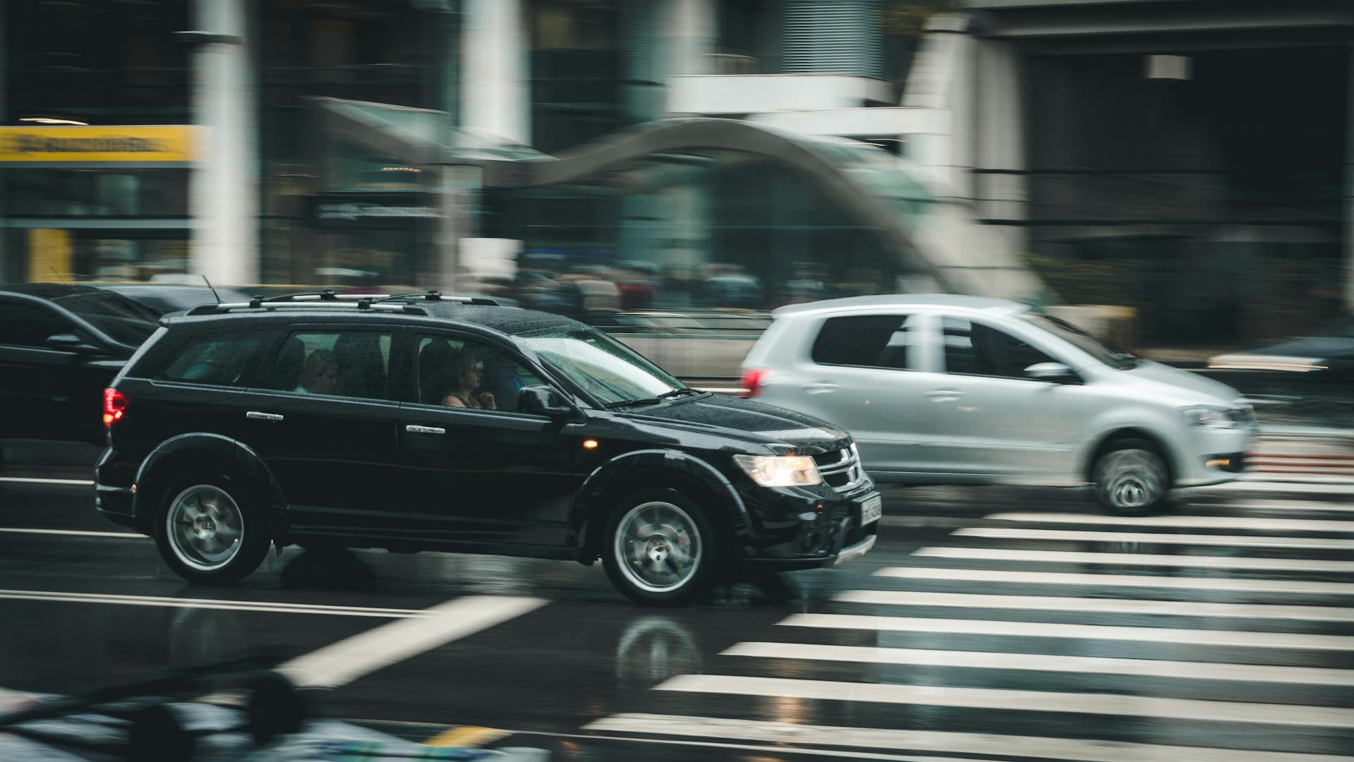Tráfico en una ciudad | Fuente: Pexels