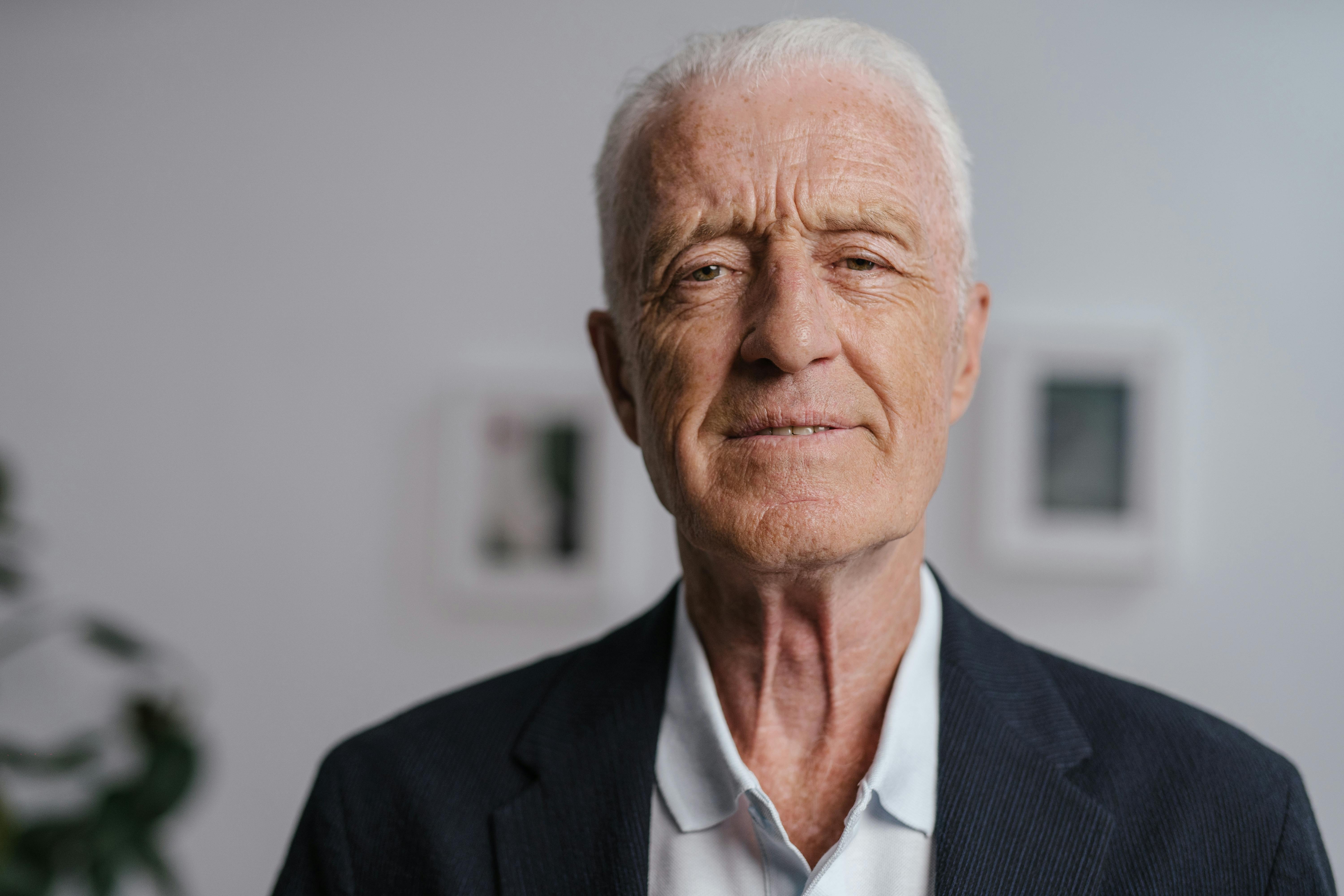 Un hombre serio | Fuente: Pexels