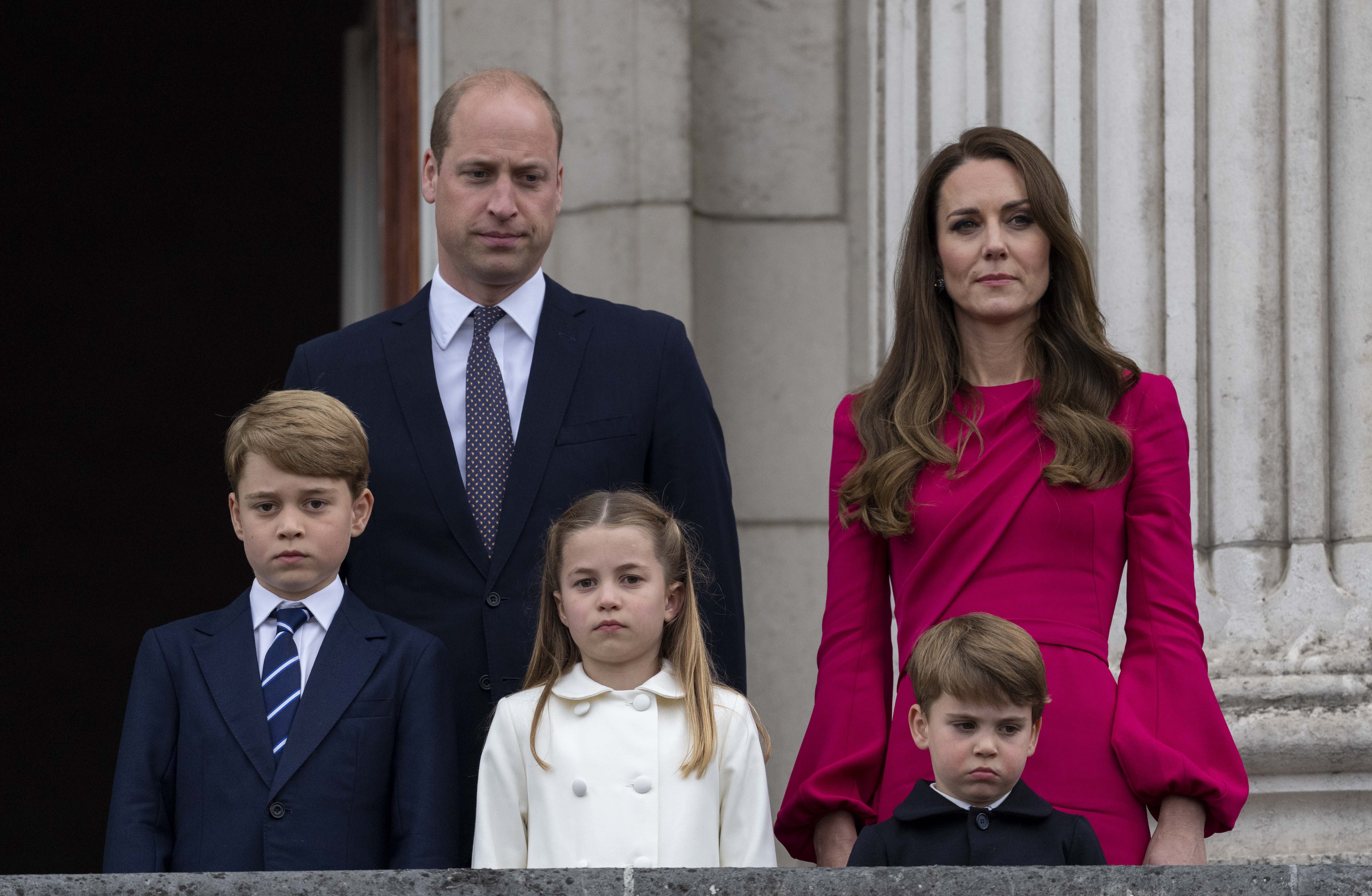 El príncipe William y Catherine con el príncipe George, el príncipe Louis y la princesa Charlotte en el balcón del palacio de Buckingham, el 5 de junio de 2019. 2022 en Londres, Inglaterra. | Foto: Getty Images