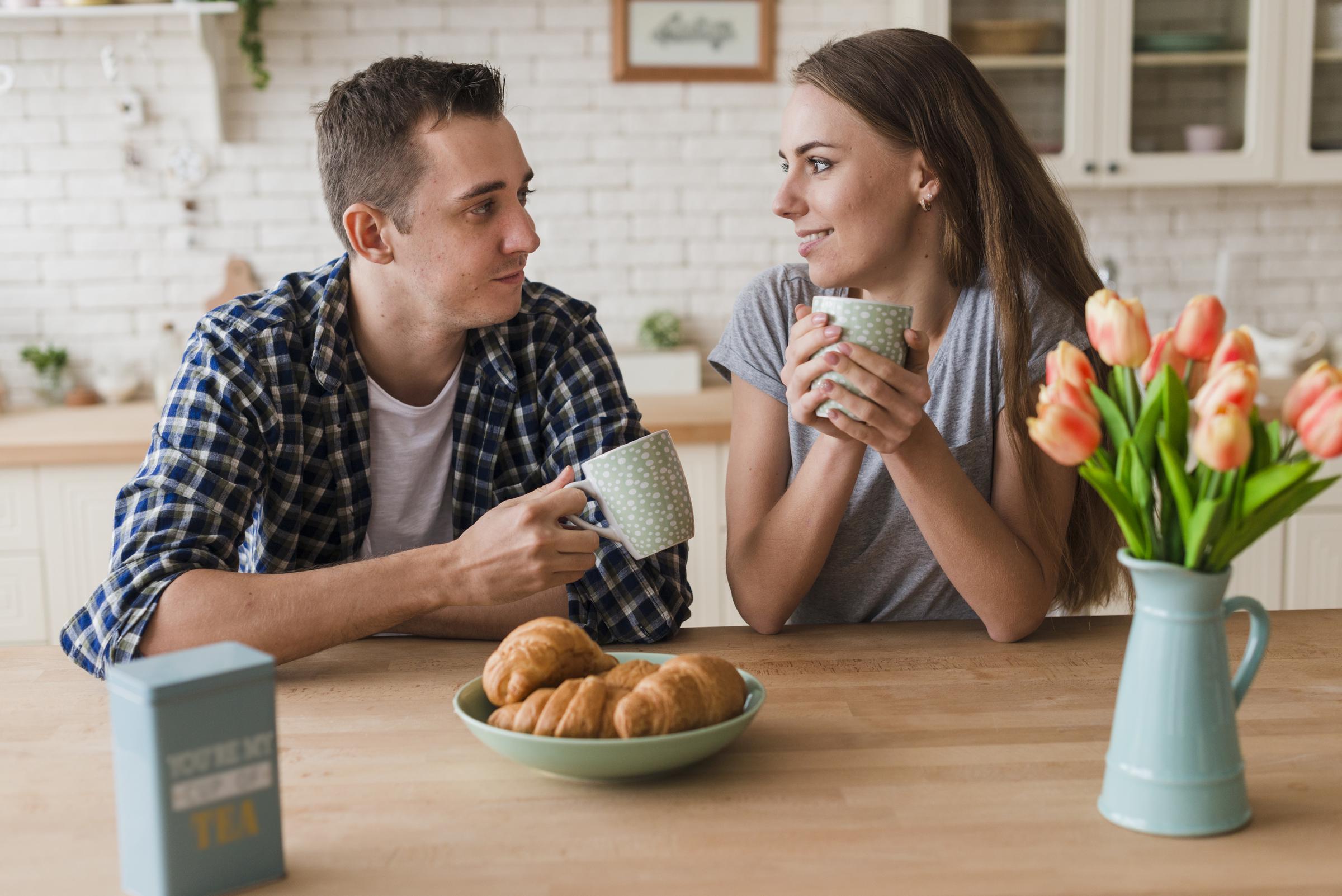 Una pareja hablando | Fuente: Freepik