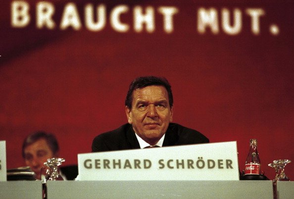 El canciller federal Gerhard Schröder durante la conferencia del partido SPD en Berlín. | Fuente: Getty Imaes