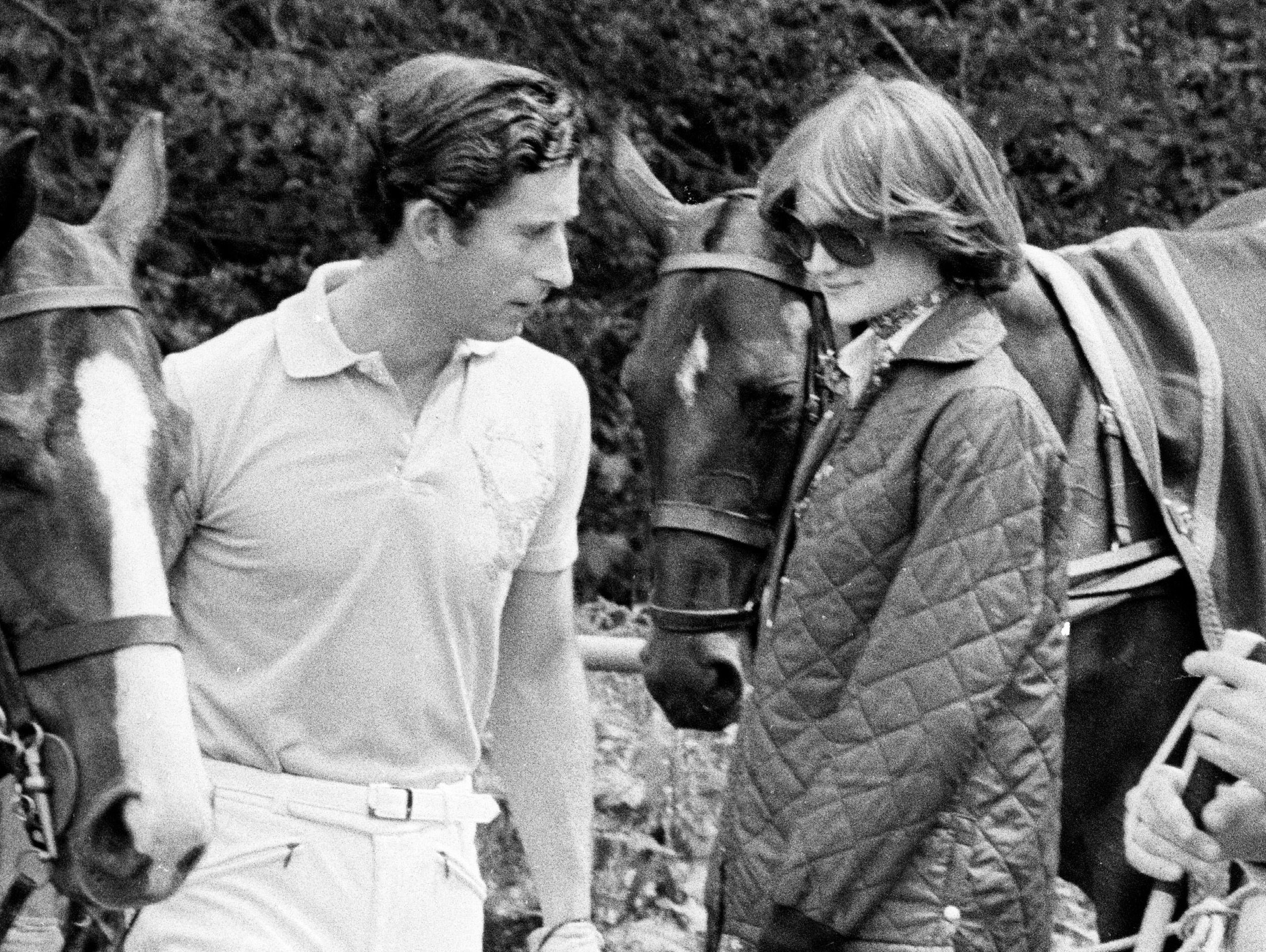 El príncipe Charles y Sarah Spencer, en el Guards Polo Club el 29 de junio de 1977 en Windsor, Inglaterra. | Foto: Getty Images