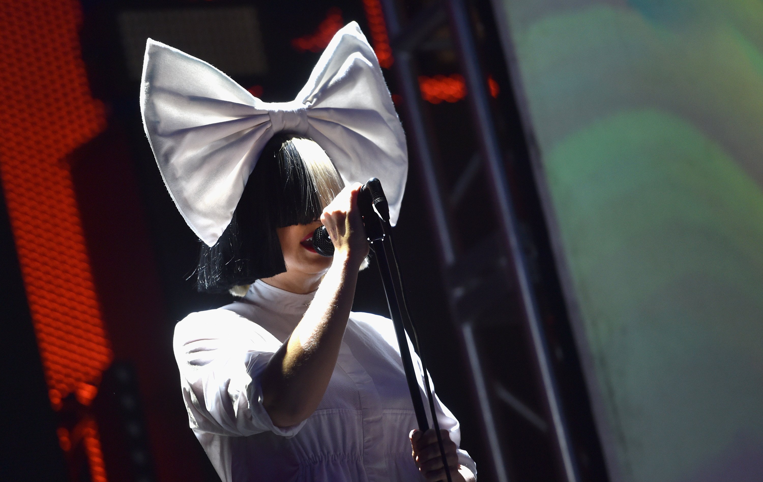 Sia se presenta en el escenario del iHeartRadio Music Festival 2016 en el T-Mobile Arena el 23 de septiembre de 2016. | Foto: Getty Images