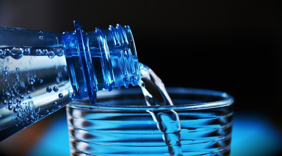 Siriviendo agua de una botella a un vaso| Foto: Pixabay